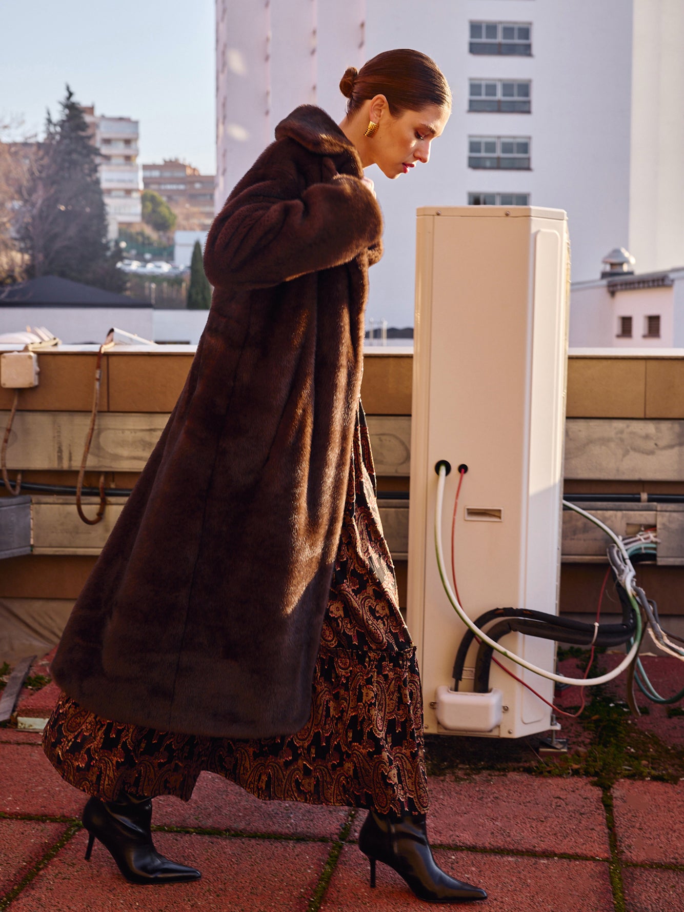 mioh | ART BROWN - Abrigo efecto visón marrón. Vestidos de fiesta para invitadas de boda perfectas. Marca española de moda