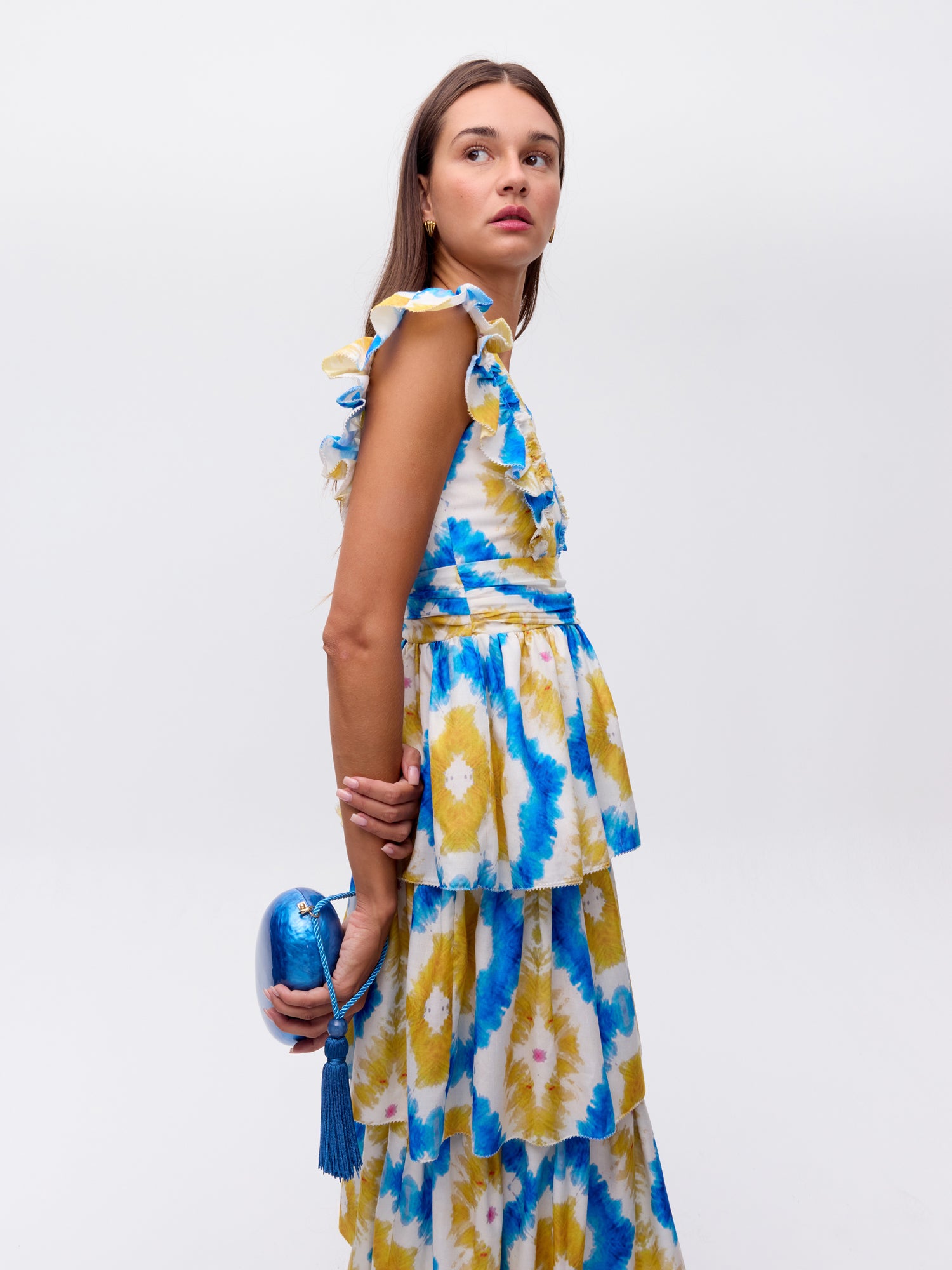 mioh | BOMBON AZUL - Bolso nacarado para invitada de boda y fiesta