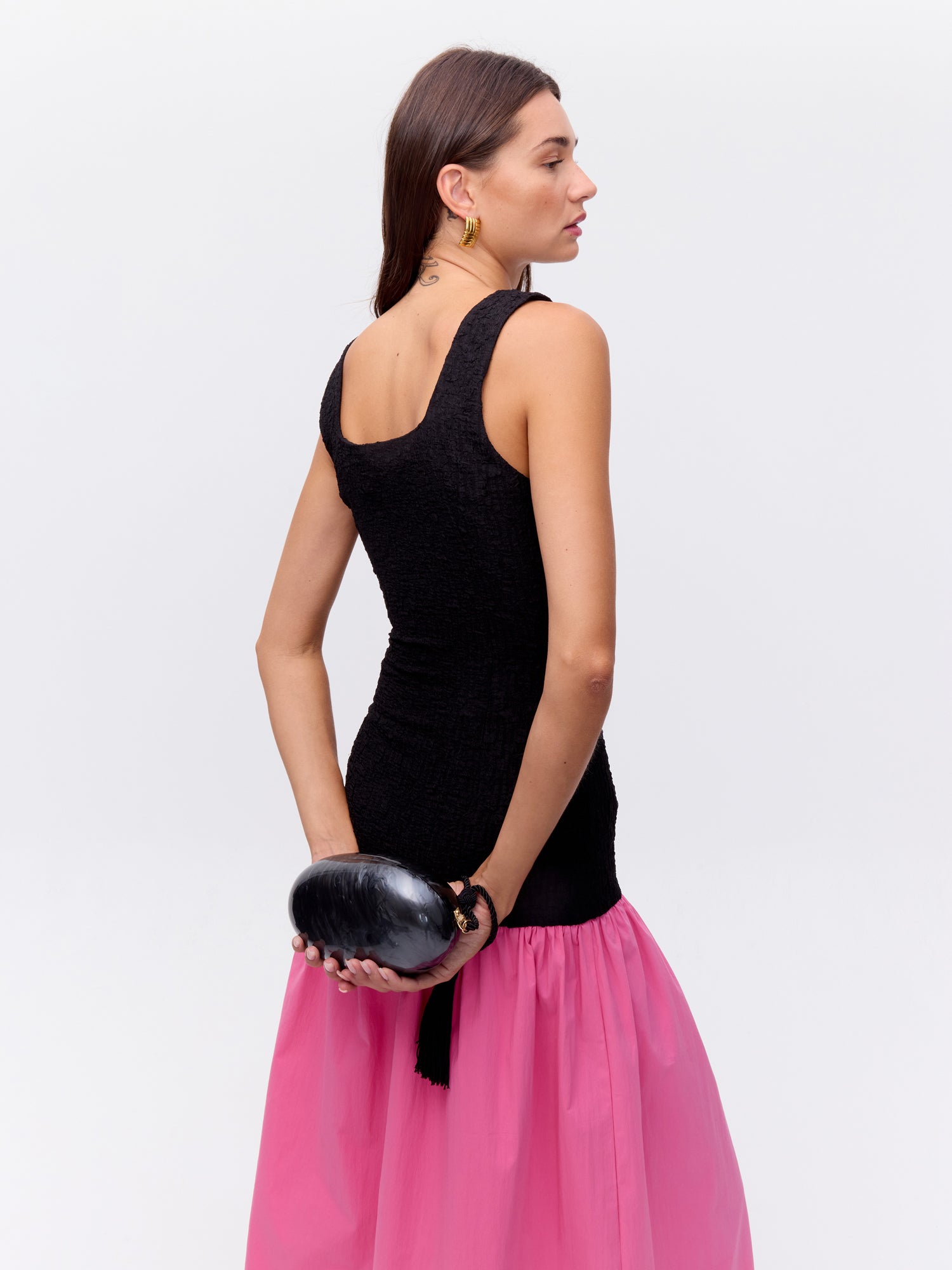 mioh | BOMBON NOIR - Bolso negro para invitada de boda y evento