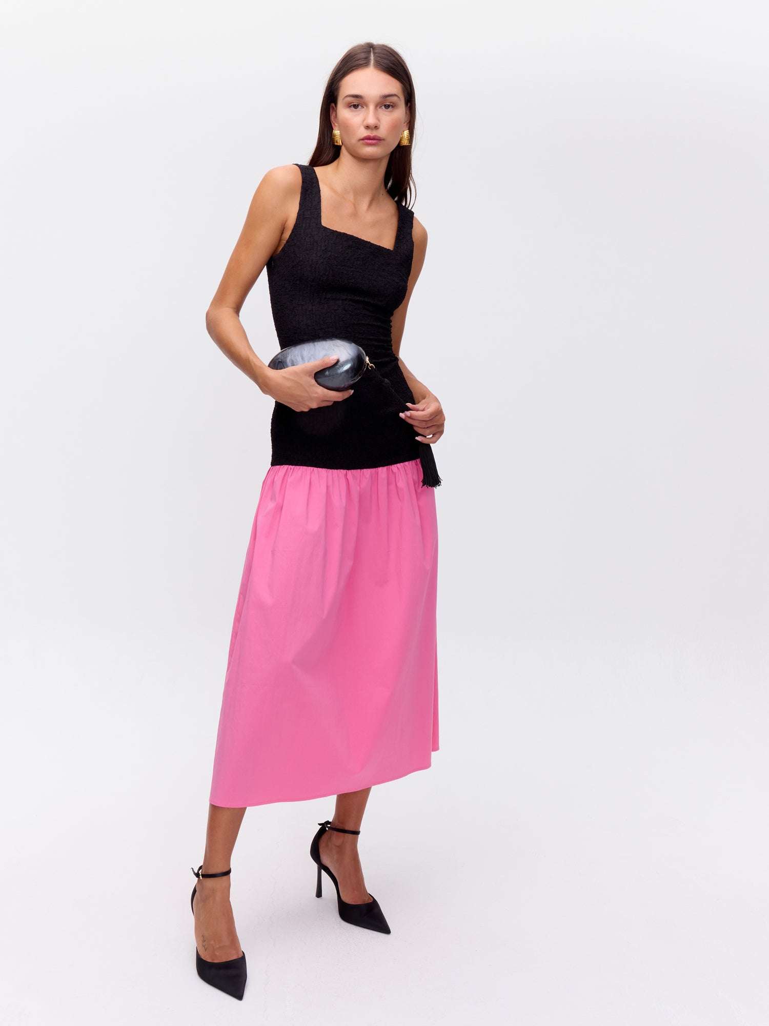 mioh | BOMBON NOIR - Bolso negro para invitada de boda y evento