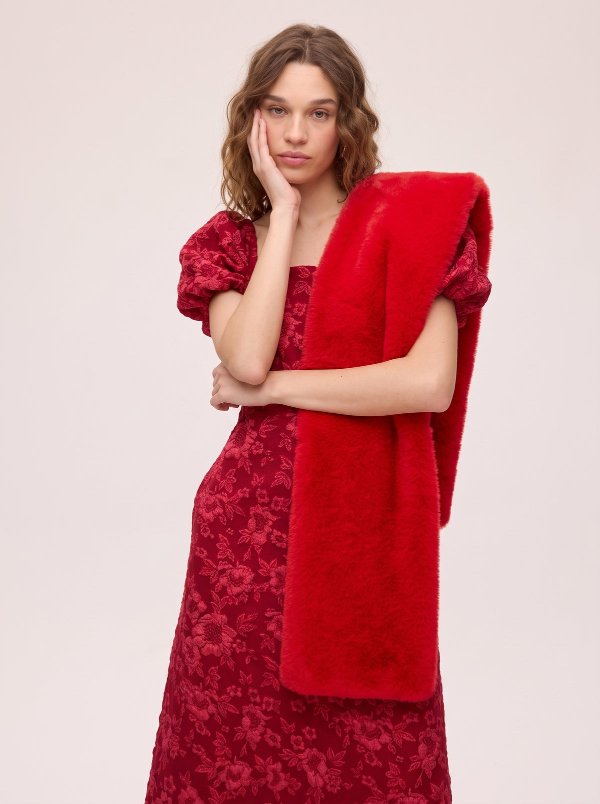 CROWD RED - Estola faux fur rojo