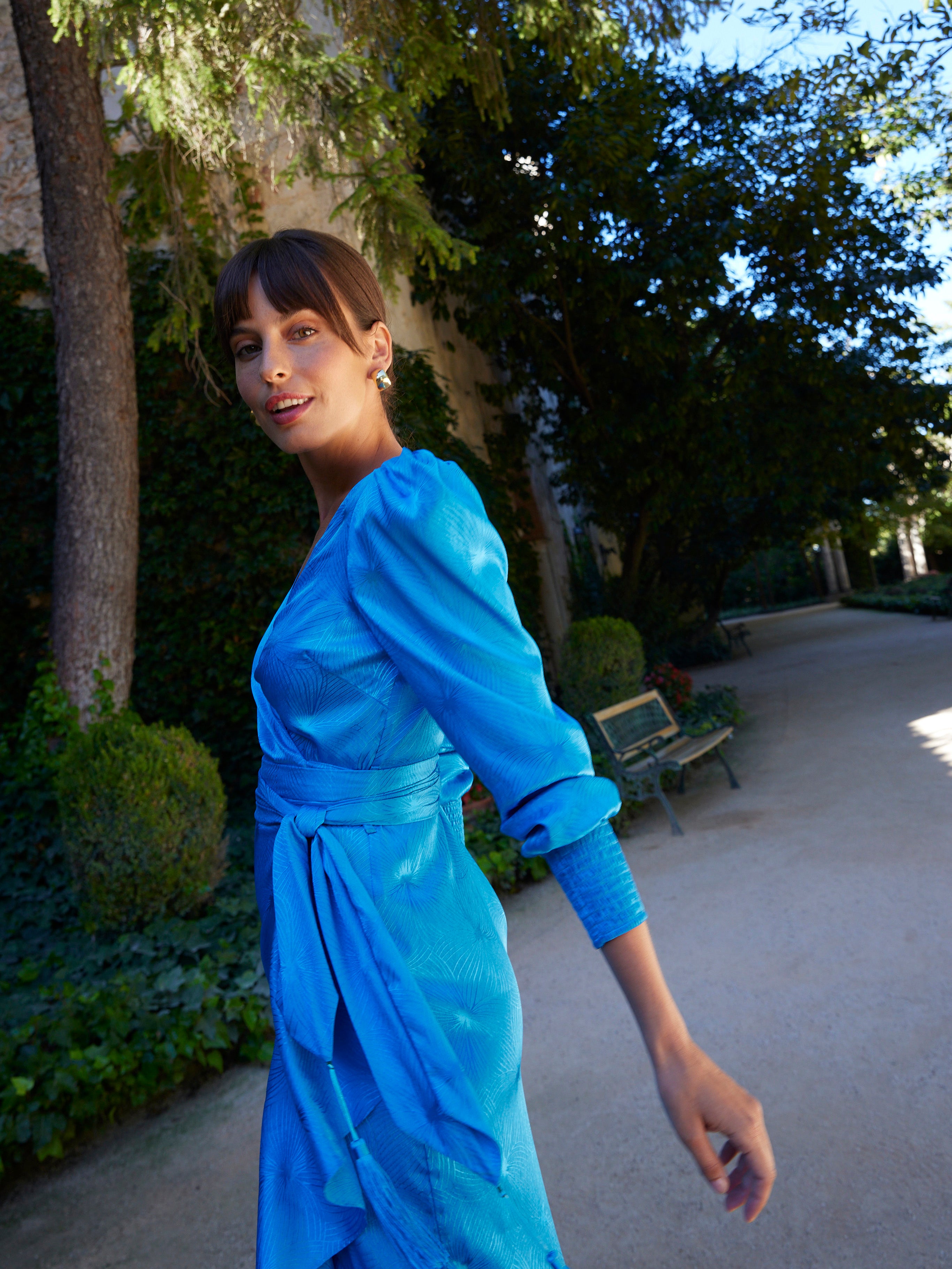 mioh | GALDANA BLUE - Vestido midi wrap con volante JCQRD azul para invitada de boda, fiesta y evento. Tendencia vestidos invitada Primavera Verano 2024. MIOH la marca española de vestidos más de moda