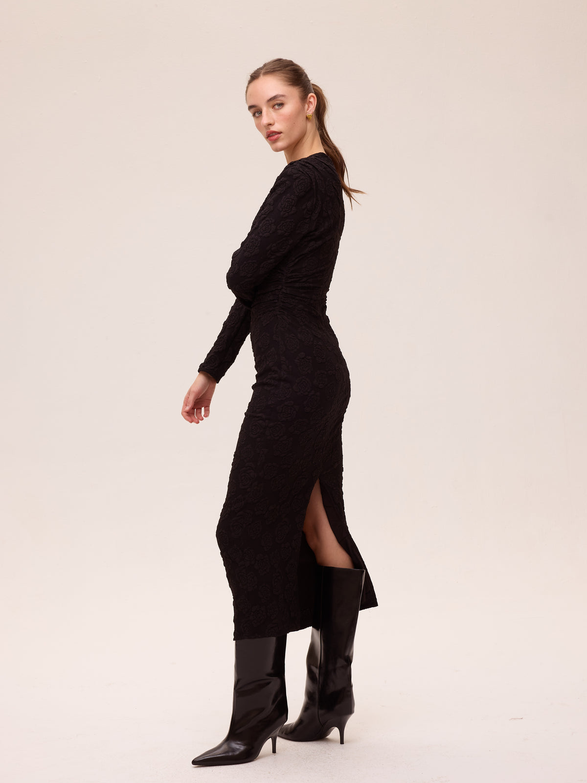 FROST BLACK - Vestido damasco rosas negro para invitada y evento