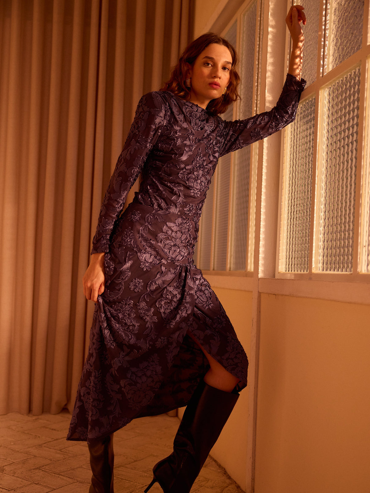 ALBA BLUE - Falda terciopelo devoré azul, una pieza clave para tu look de invitada de boda y fiesta. MIOH es la marca española de moda de evento de referencia