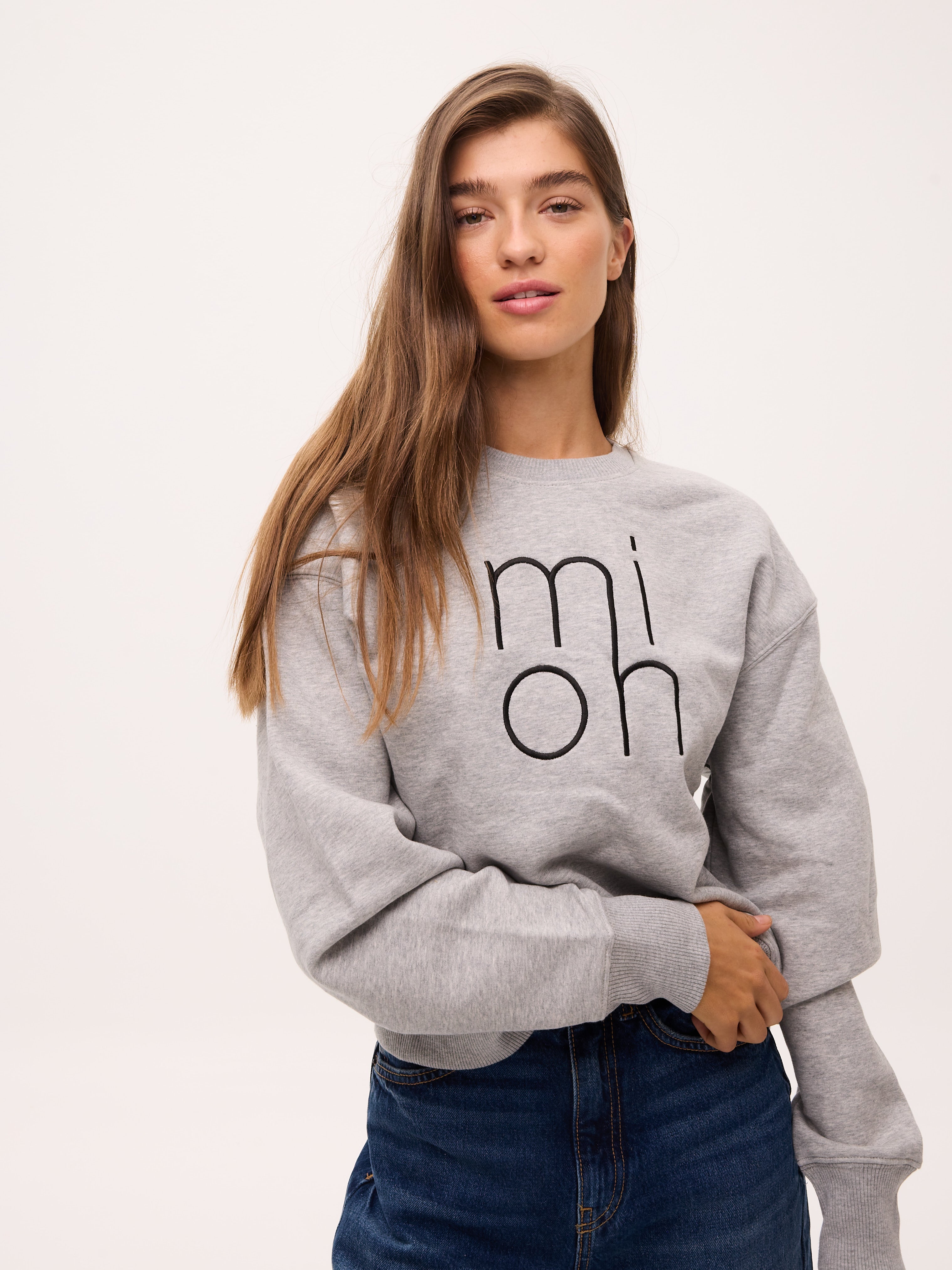 mioh | ONLY GREY - Sudadera bordada algodón orgánico. Sudadera oversize bordada con el logo de MIOH en tejido de algodón orgánico. Color gris. Te la pondrás un montón. Heavyweight 350 gsm.