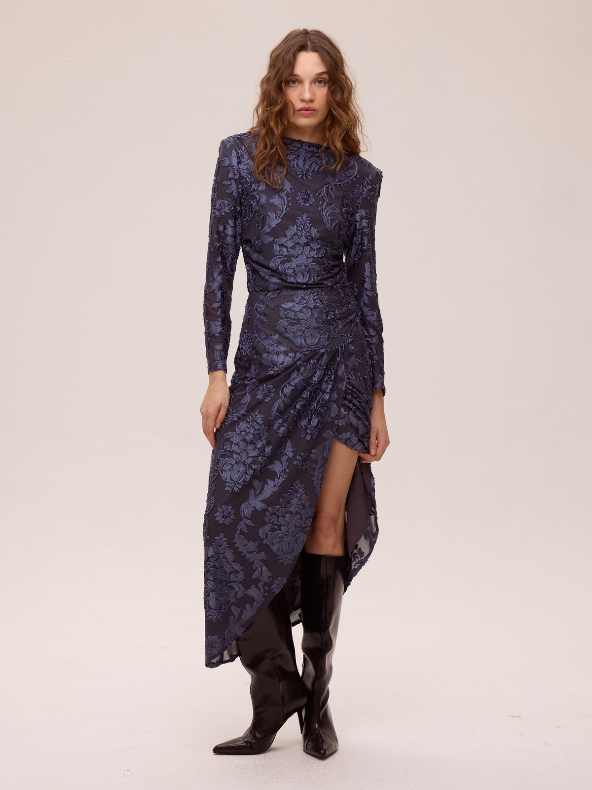 ALISIO BLUE - Top devoré cuello asimétrico. Azul grisáceo, una pieza clave para tu look de invitada de boda y fiesta. MIOH es la marca española de moda de evento de referencia