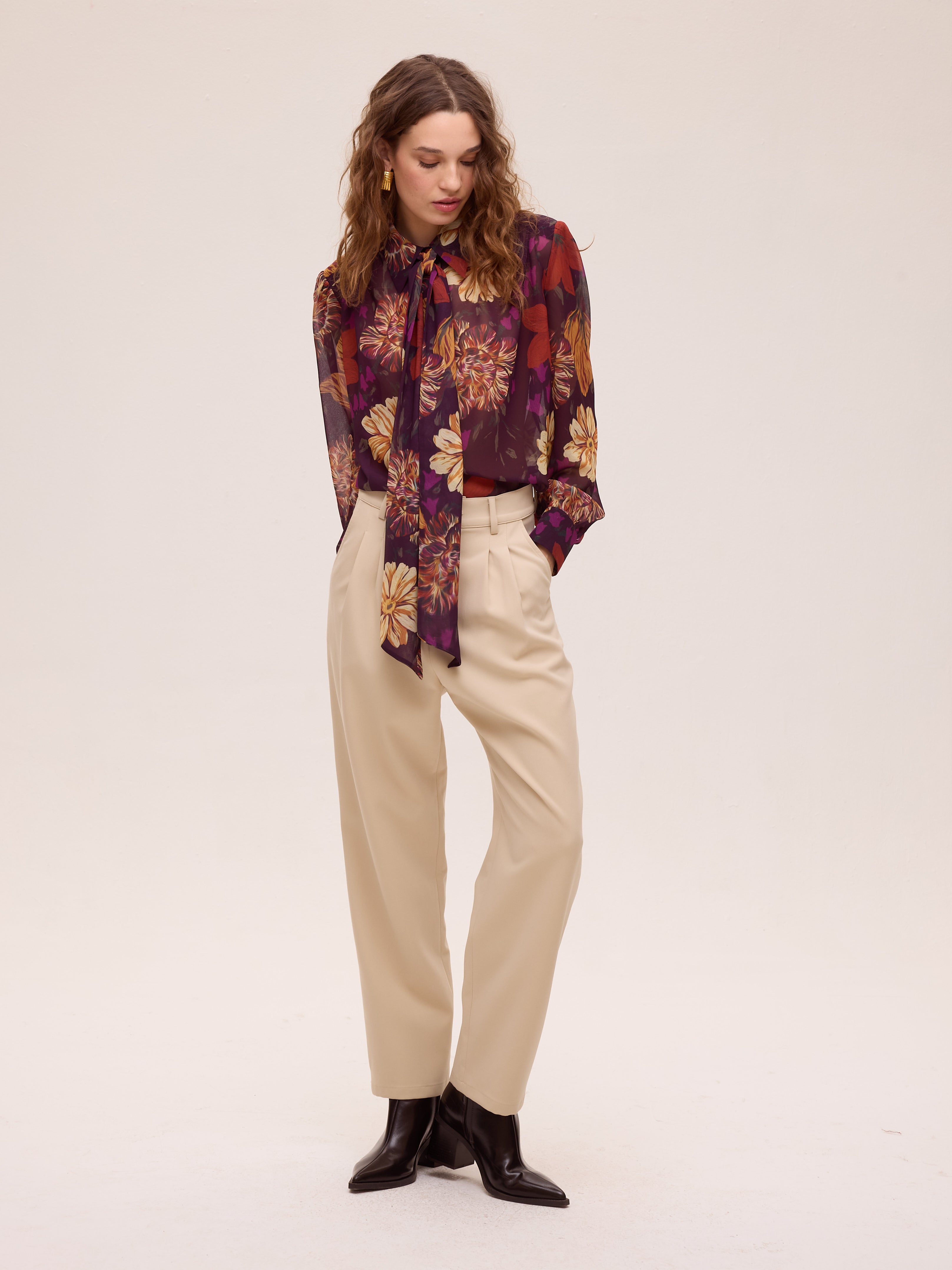 ALLURE FLOWERS - Camisa gasa print flores, perfecta para crear looks de invitada de otoño invierno. MIOH, marca española de moda en 2026