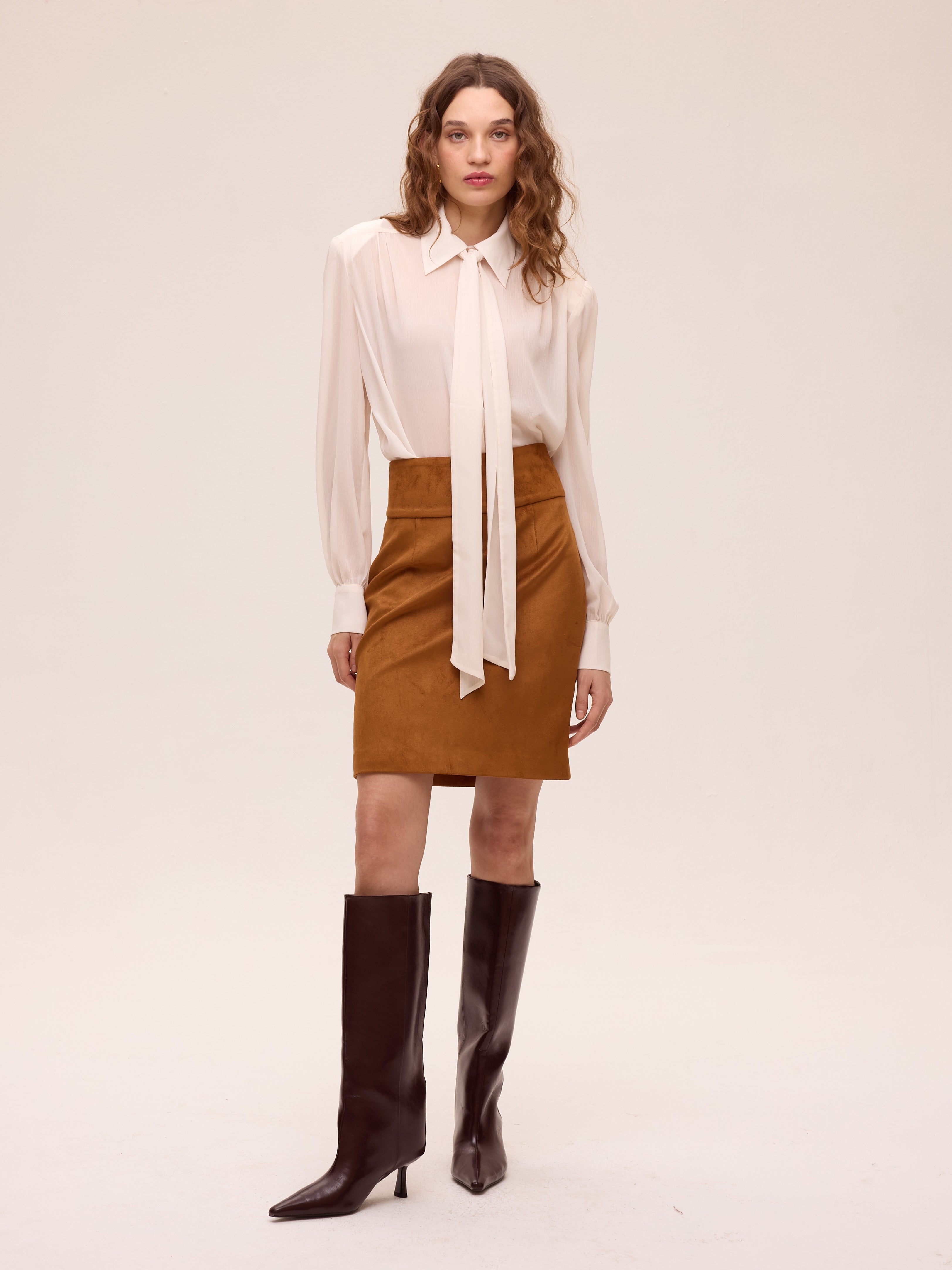 ALLURE WHITE - Camisa gasa textura color blanco, una prenda versátil que funciona en boda, en cóctel y también a diario. MIOH, moda española
