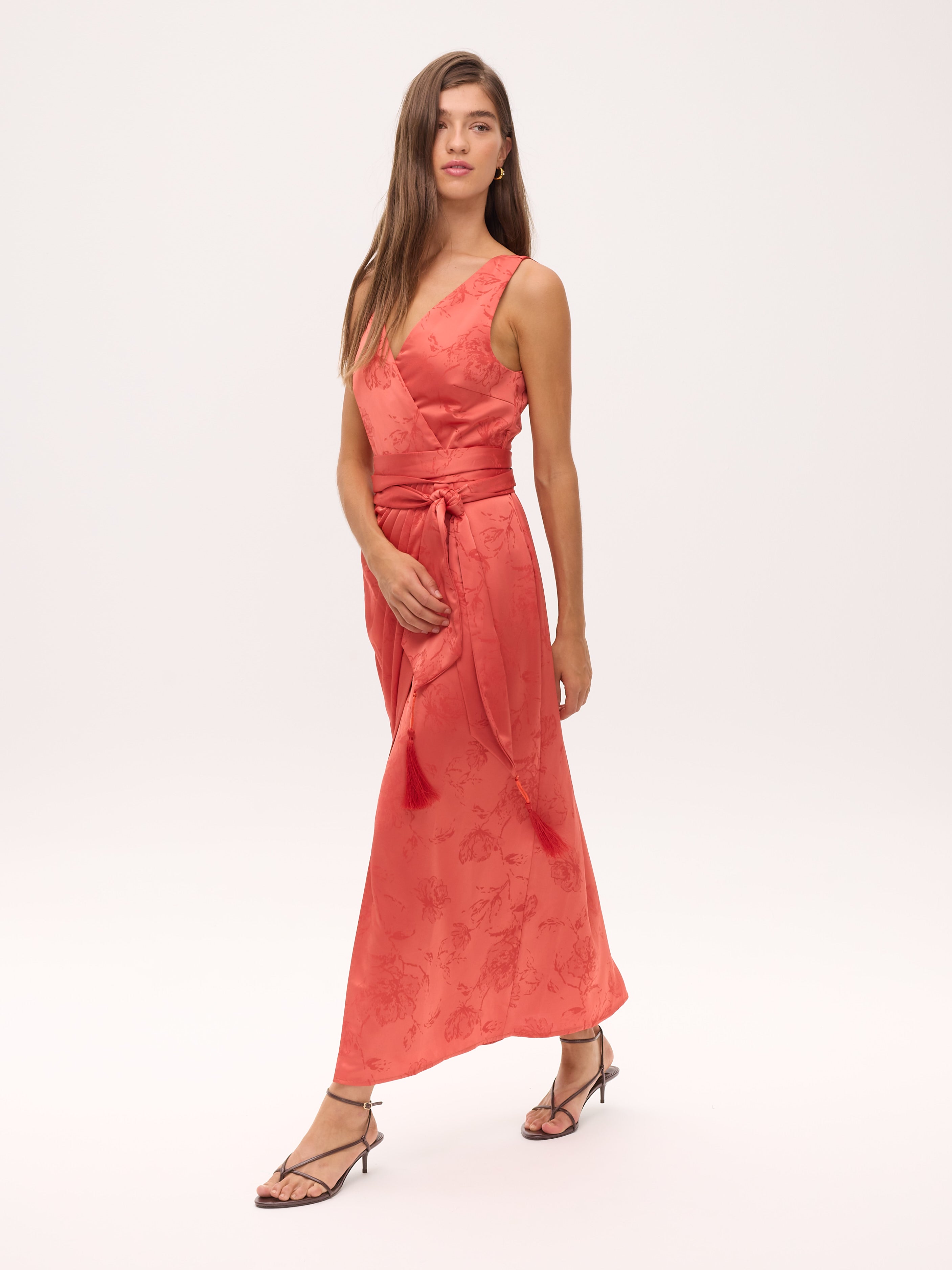 ARIEL CORAL - Vestido Wrap Jacquard Floral Coral Midi, perfecto para invitadas de boda y fiesta spring summer. MIOH es la marca española de vestidos de fiesta para invitadas de boda más de moda en España