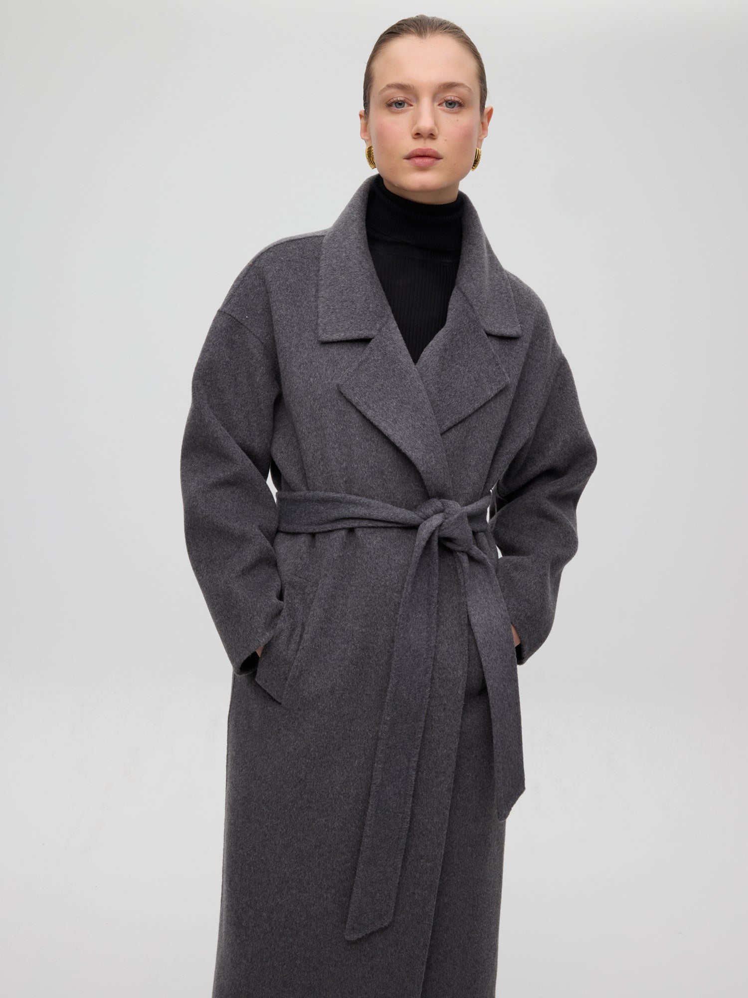 mioh | ART GREY - Abrigo lana paño gris. Vestidos de fiesta para invitadas de boda perfectas. Marca española de moda