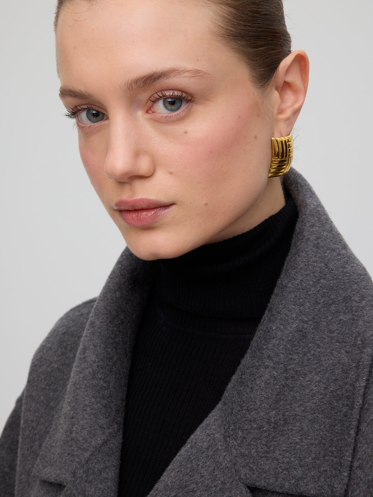 mioh | ART GREY - Abrigo lana paño gris. Vestidos de fiesta para invitadas de boda perfectas. Marca española de moda