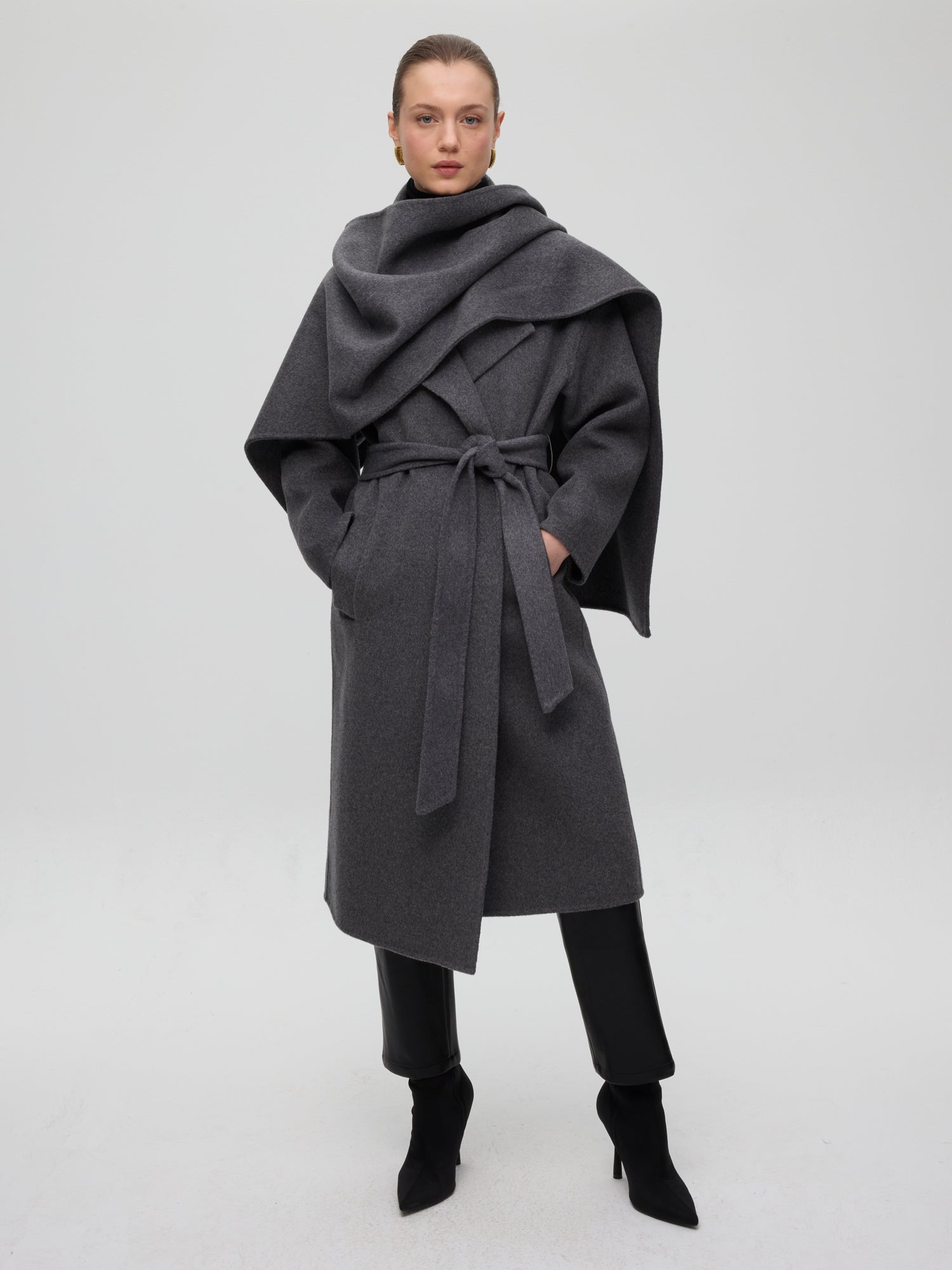 mioh | ART GREY - Abrigo lana paño gris. Vestidos de fiesta para invitadas de boda perfectas. Marca española de moda