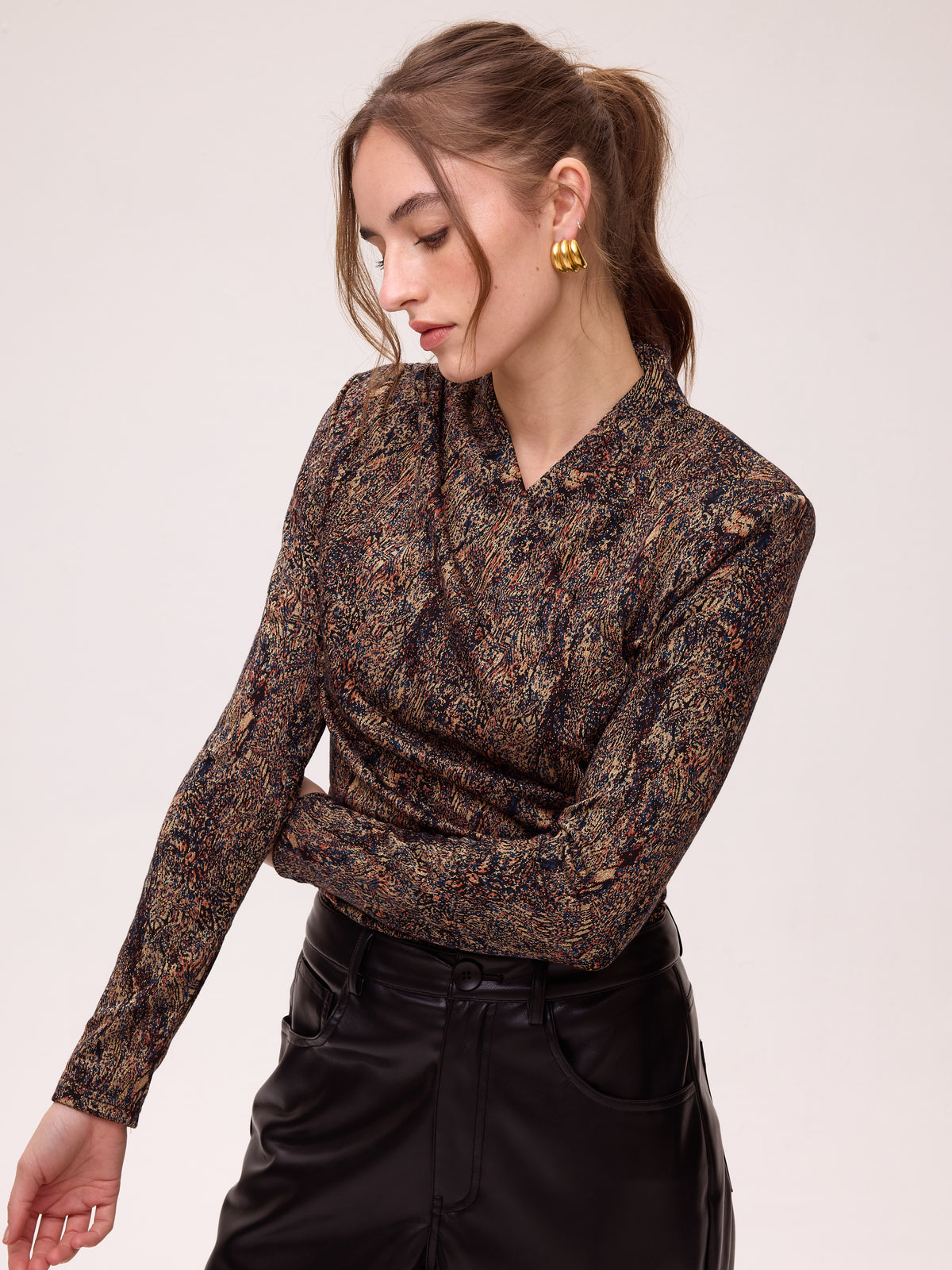 ASTRA LUREX - Top tejido punto lurex, perfecta para crear looks de invitada de otoño invierno. MIOH, marca española de moda en 2026