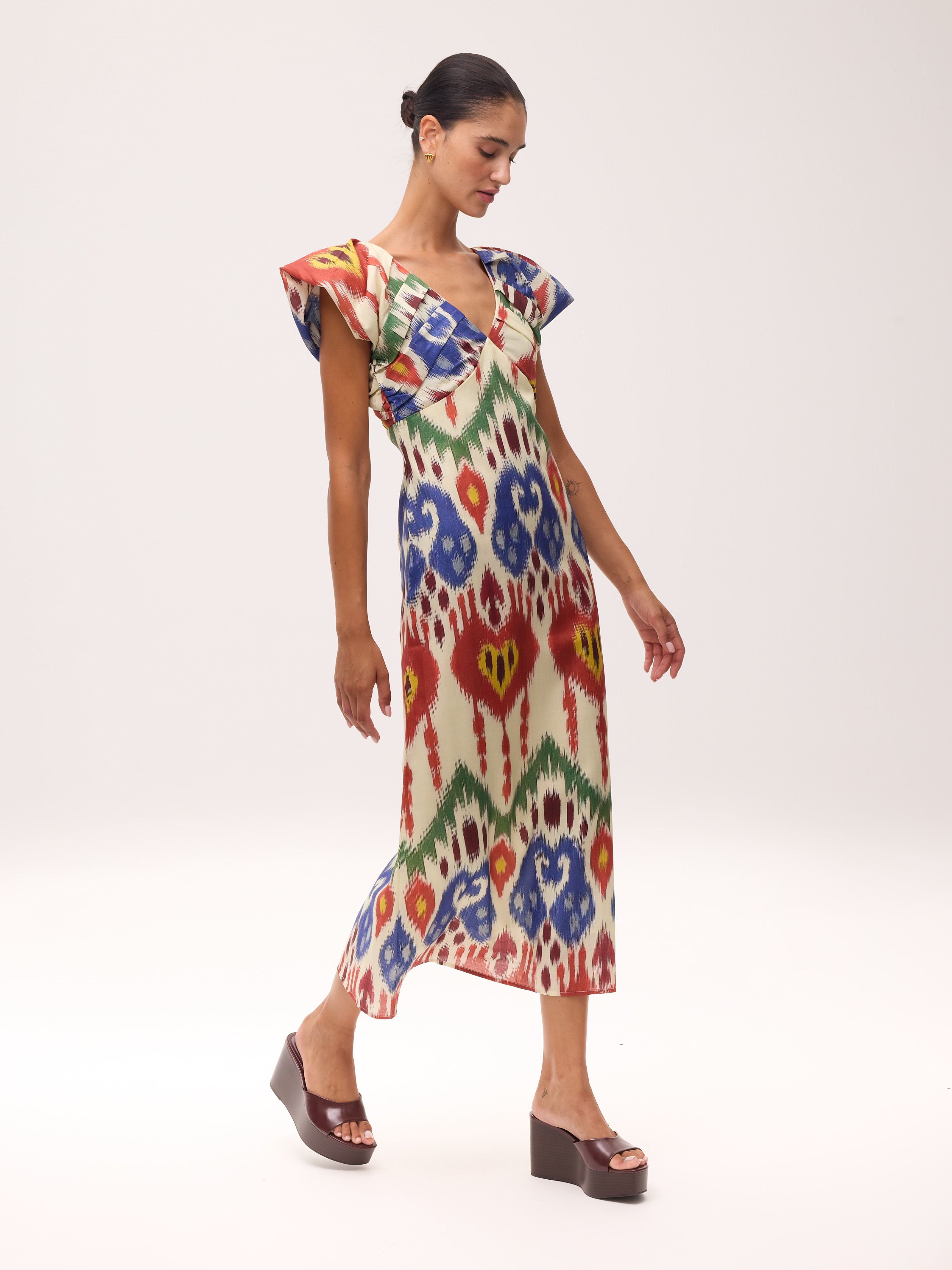 BENVOLIO IKAT - Vestido midi con estampado Ikat multicolor, perfecto para invitadas de boda y fiesta spring summer. MIOH es la marca española de vestidos de fiesta mas de moda, preferida por influencers y famosas de España