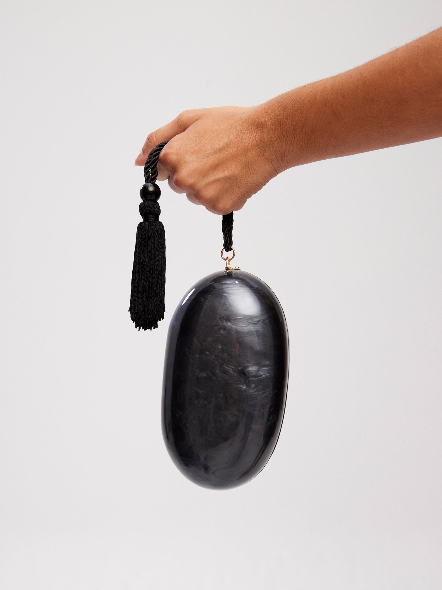 mioh | BOMBON NOIR - Bolso negro para invitada de boda y evento