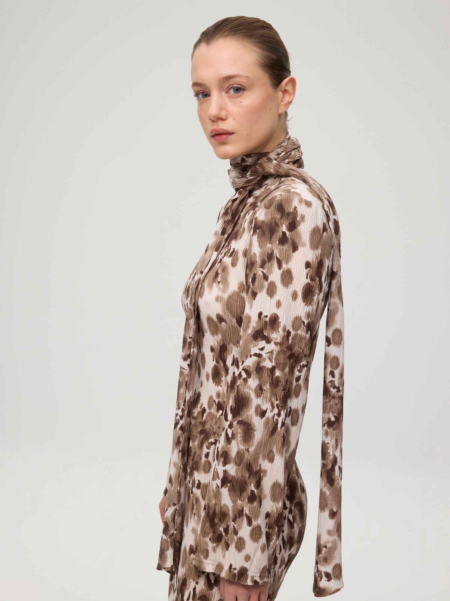 mioh | BROAD - Vestido corto manga acampanada plisado. Vestidos de fiesta para invitadas de boda perfectas. Marca española de moda