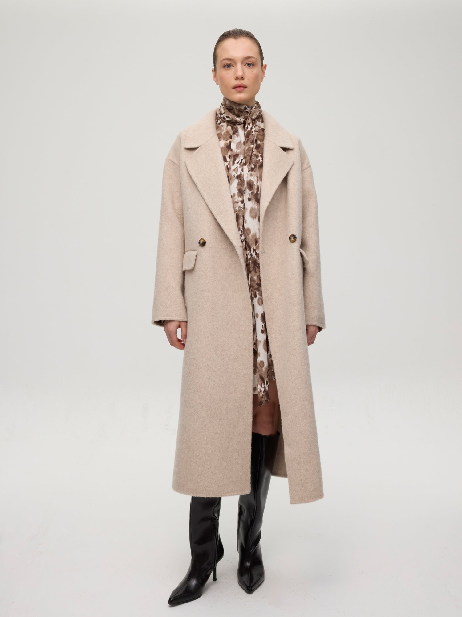 mioh | BROAD - Vestido corto manga acampanada plisado. Vestidos de fiesta para invitadas de boda perfectas. Marca española de moda