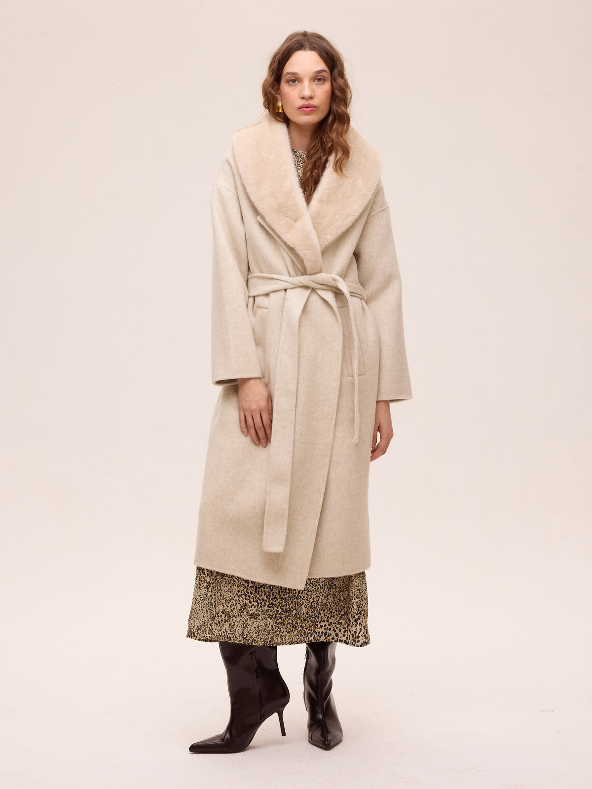 CANVAS BEIGE - Abrigo largo de lana con cuello faux fur, el abrigo que completa tu look de invitada de boda en otoño invierno. MIOH, marca española de moda