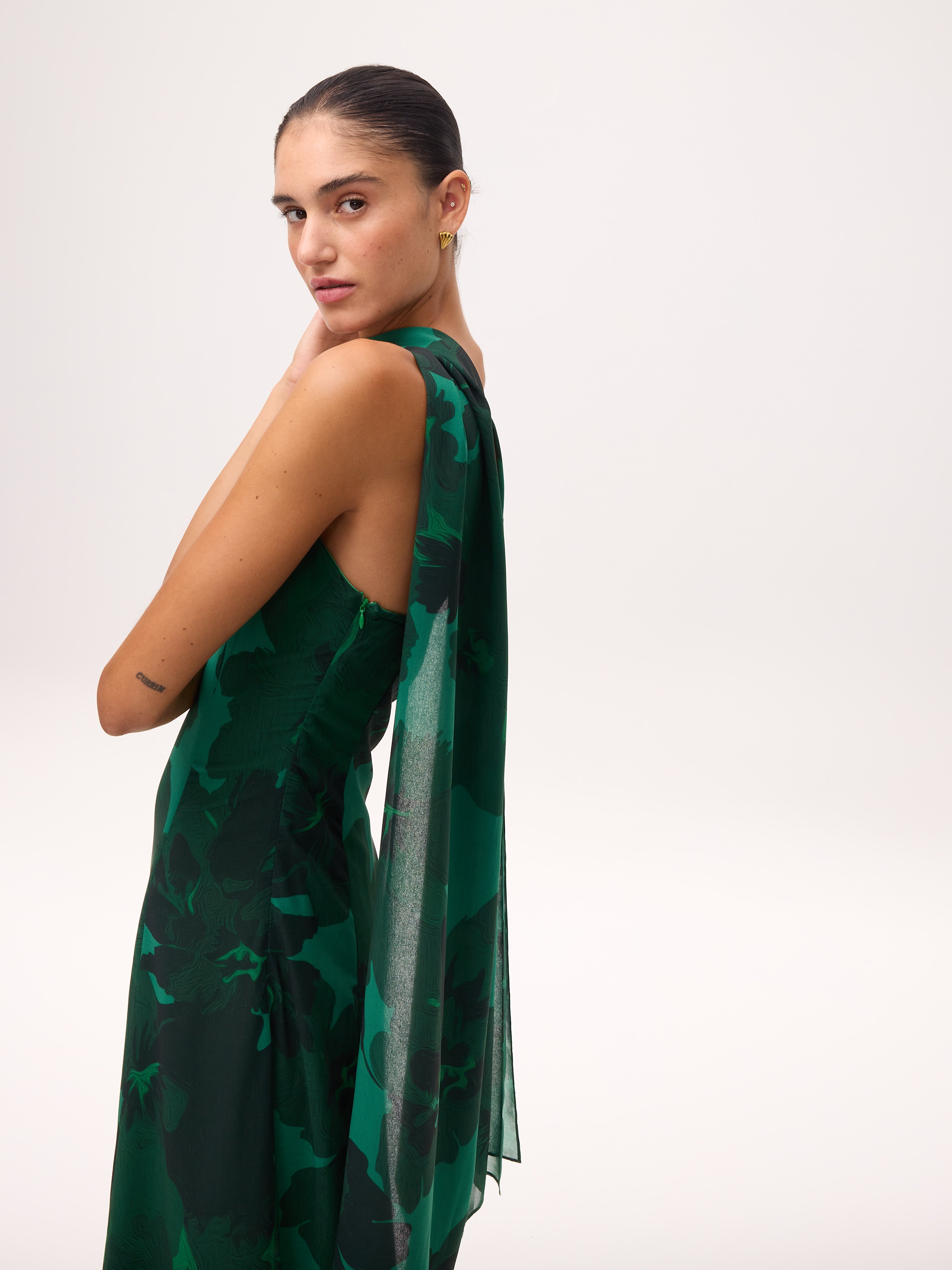 CAPE FLOWERS GREEN - Capa ligera estampado floral, para invitadas de boda, fiesta y eventos de primvera y verano. MIOH es la marca española de vestidos de fiesta para invitadas de boda más de moda en España