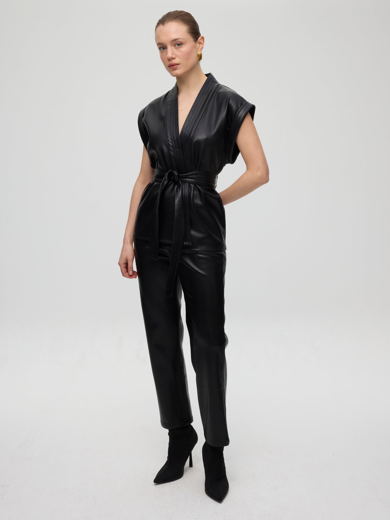 mioh | CHRYSLER - Chaleco de efecto piel negro. Vestidos de fiesta para invitadas de boda perfectas. Marca española de moda