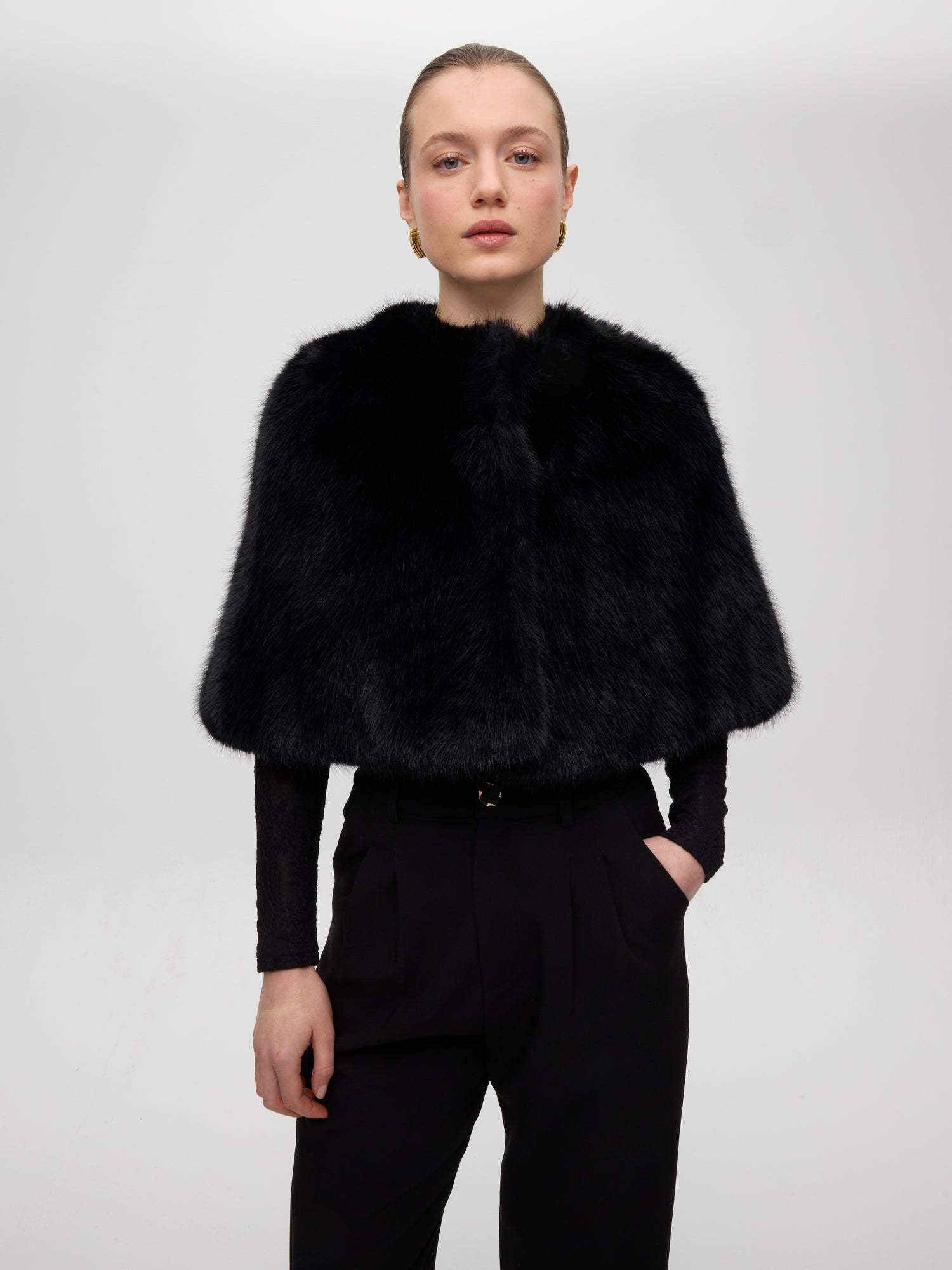 mioh | CINEMA - Capa corta pelo negro largo. Vestidos de fiesta para invitadas de boda perfectas. Marca española de moda