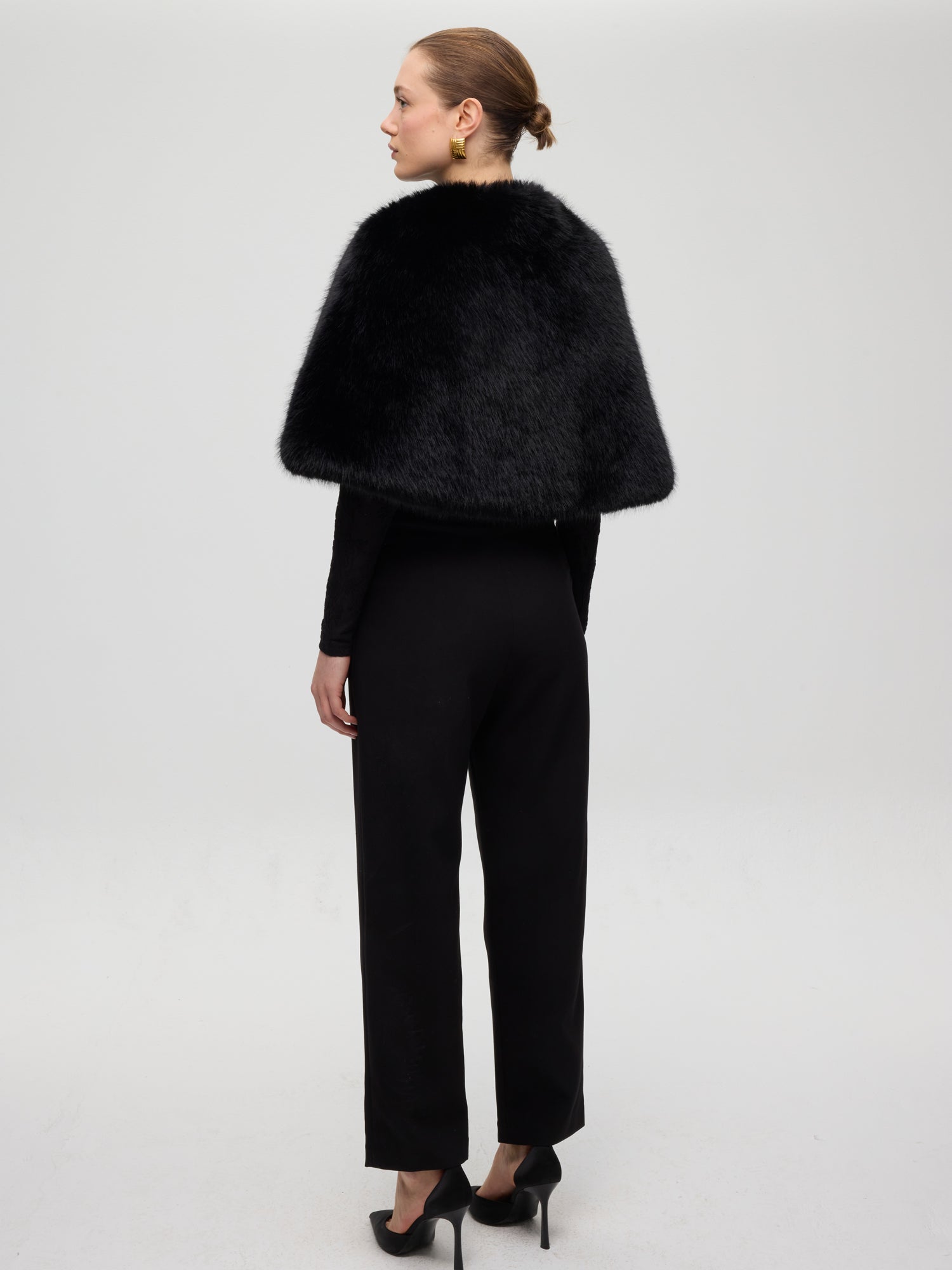 mioh | CINEMA - Capa corta pelo negro largo. Vestidos de fiesta para invitadas de boda perfectas. Marca española de moda