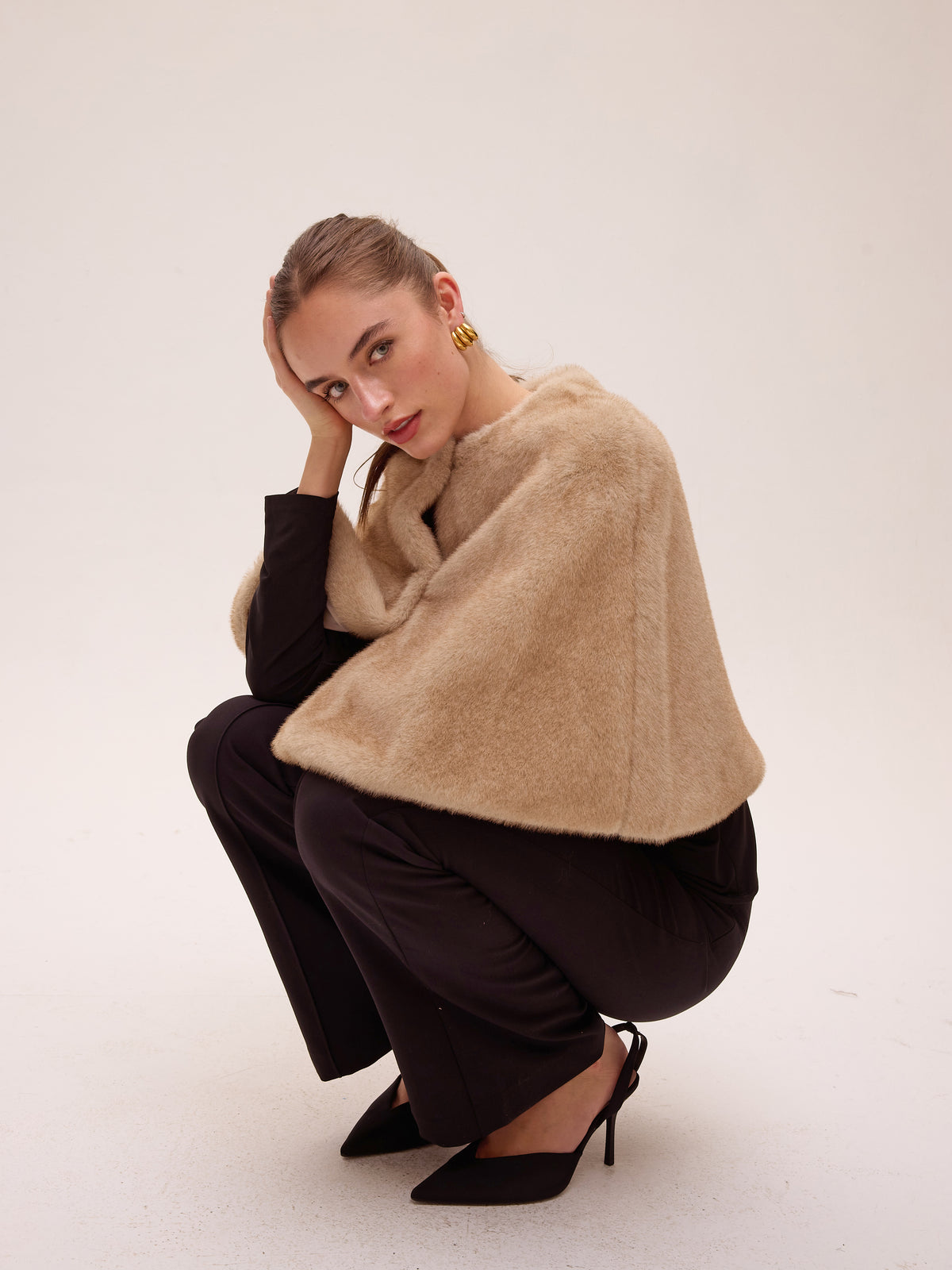 mioh | CINEMA ECRU - Capa pelo faux fur ecru para invitada de boda y fiesta