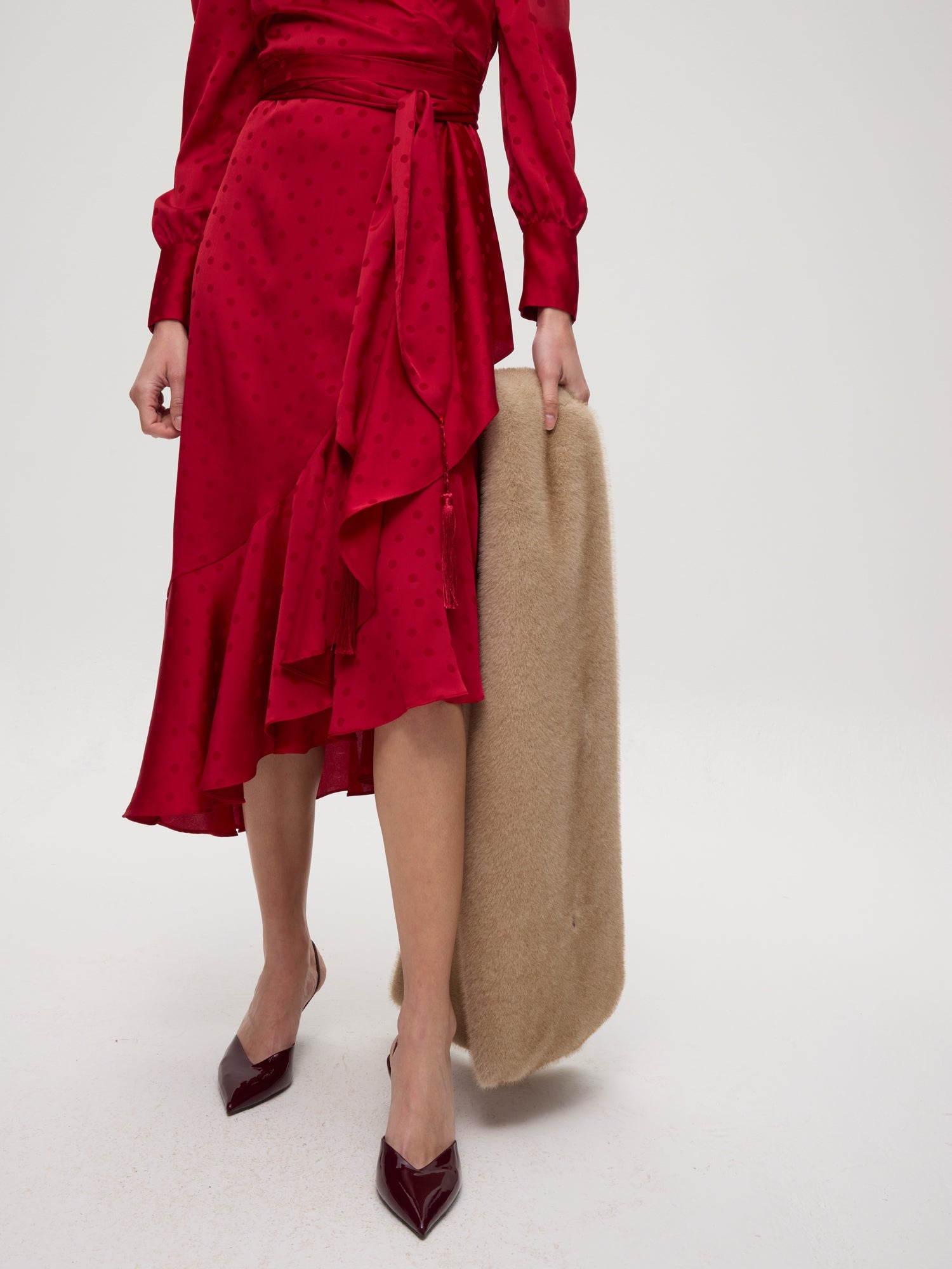 mioh | CROWD BEIGE - Estola faux fur beige. Vestidos de fiesta para invitadas de boda perfectas. Marca española de moda