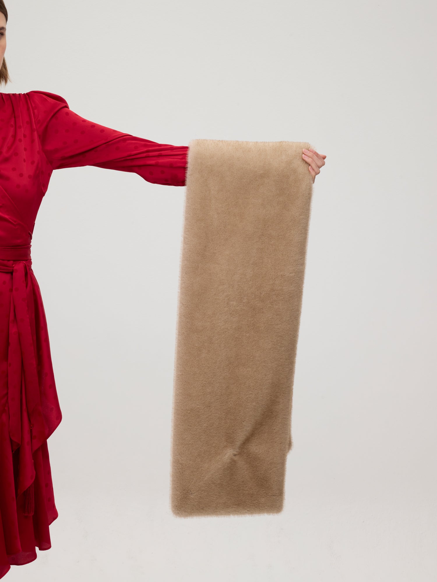 mioh | CROWD BEIGE - Estola faux fur beige. Vestidos de fiesta para invitadas de boda perfectas. Marca española de moda