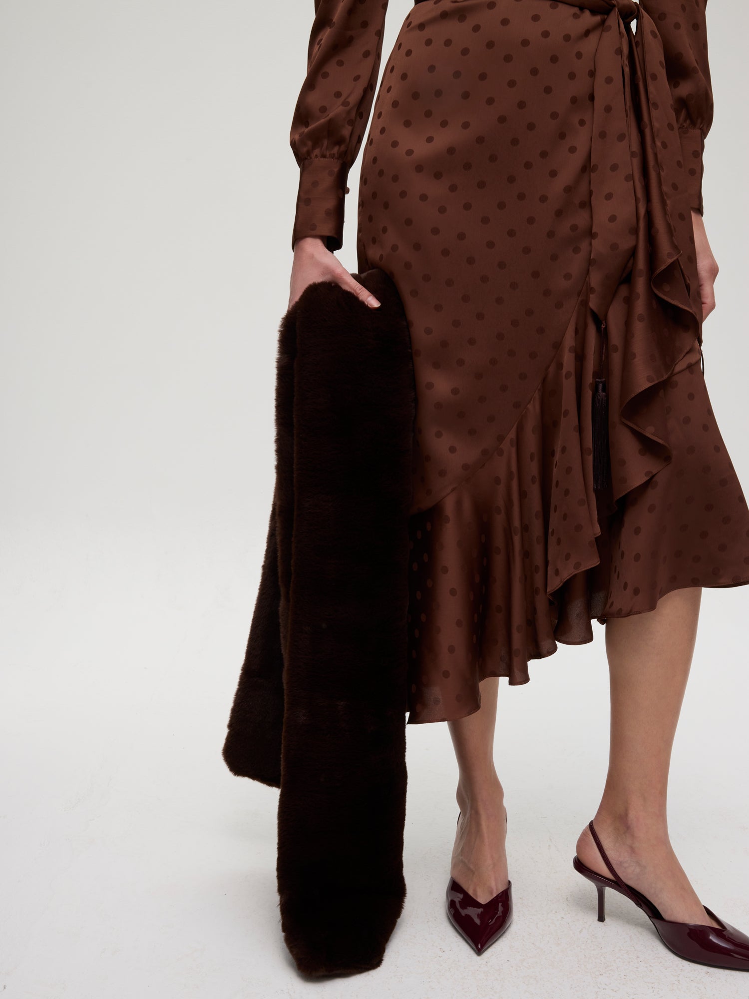 mioh | CROWD BROWN - Estola faux fur marrón. Vestidos de fiesta para invitadas de boda perfectas. Marca española de moda