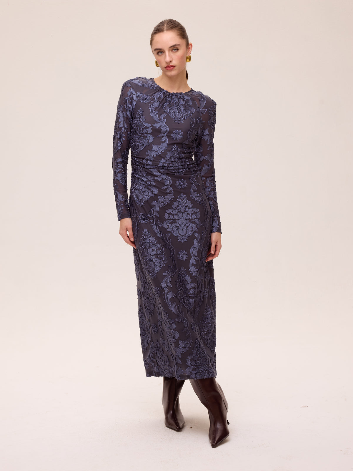DAWN VELVET - Vestido terciopelo dibujo damasco azul, un vestido de invitada de boda con el sello de MIOH, la marca de moda española más buscada en 2026