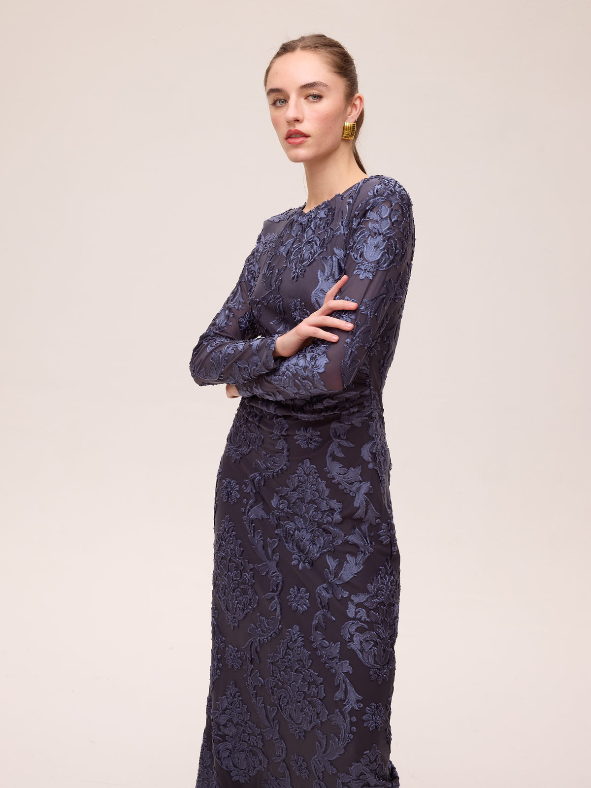 DAWN VELVET - Vestido terciopelo dibujo damasco azul, ideal como vestido de fiesta para bodas de tarde, bautizos, comuniones y graduaciones. Moda de invitada hecha en España