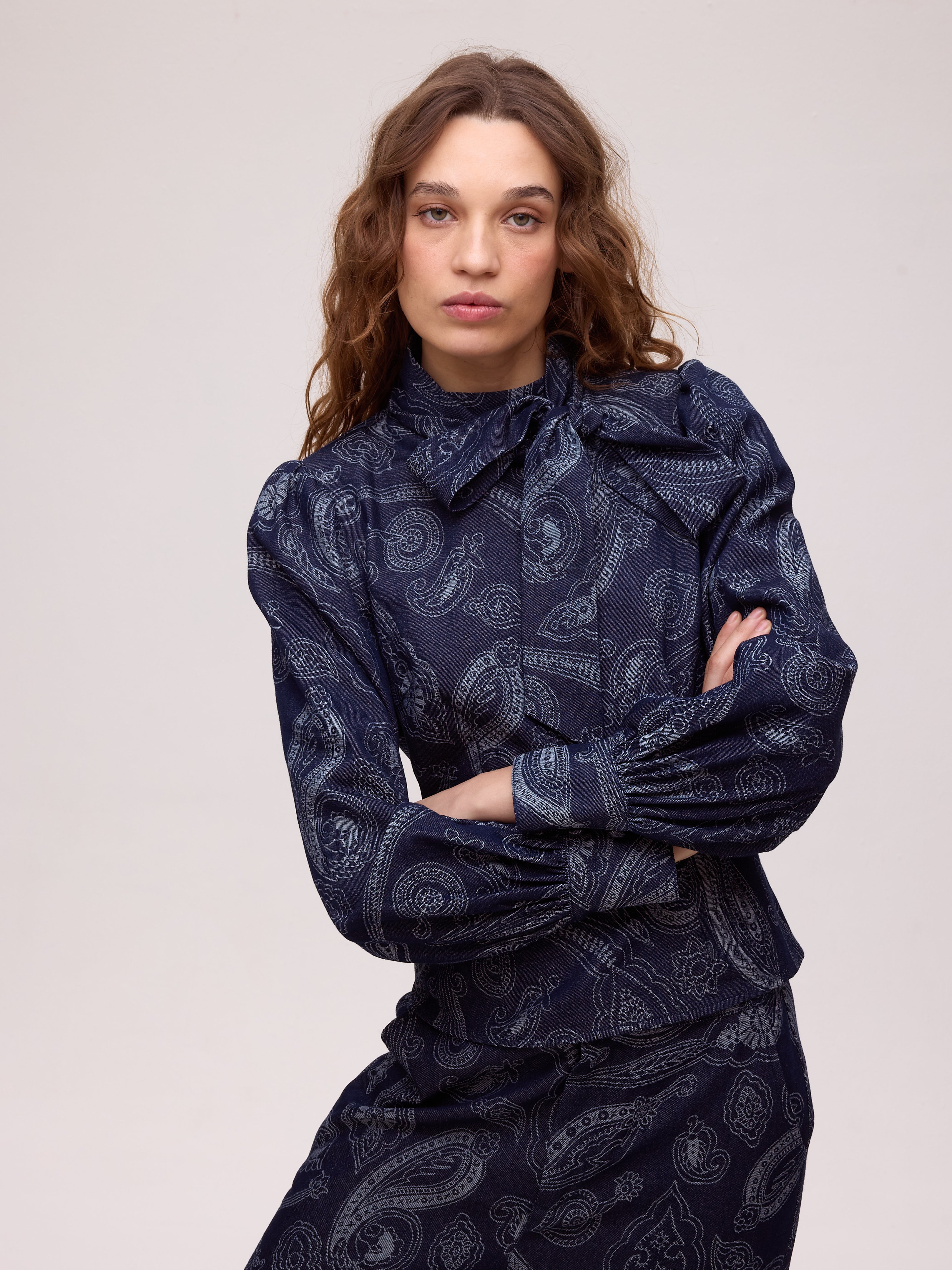 EARTH DENIM TOP - Camisa vaquera print paisley lazada, combínala con el resto de la colección FW26 de MIOH y crea tu look de invitada perfecta