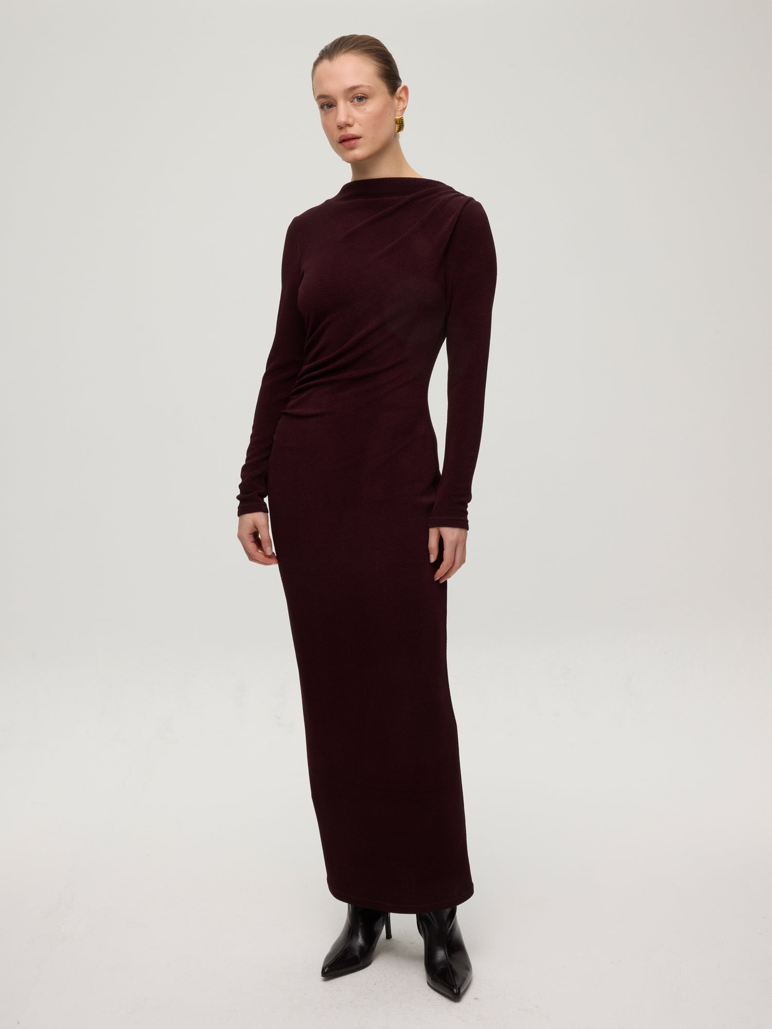 mioh | EIFFEL BROWN - Vestido de punto berenjena oscuro. Vestidos de fiesta para invitadas de boda perfectas. Marca española de moda