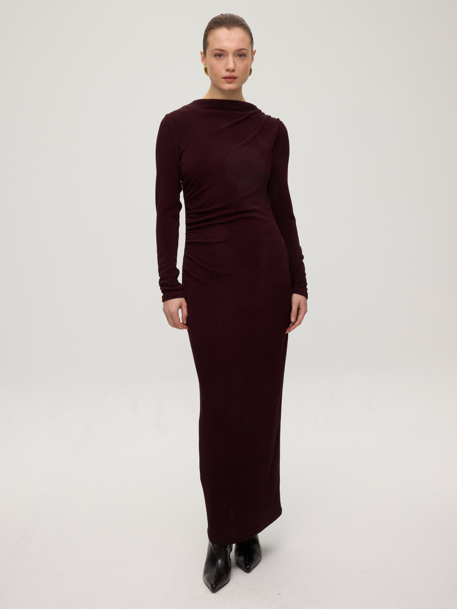 mioh | EIFFEL BROWN - Vestido de punto berenjena oscuro. Vestidos de fiesta para invitadas de boda perfectas. Marca española de moda