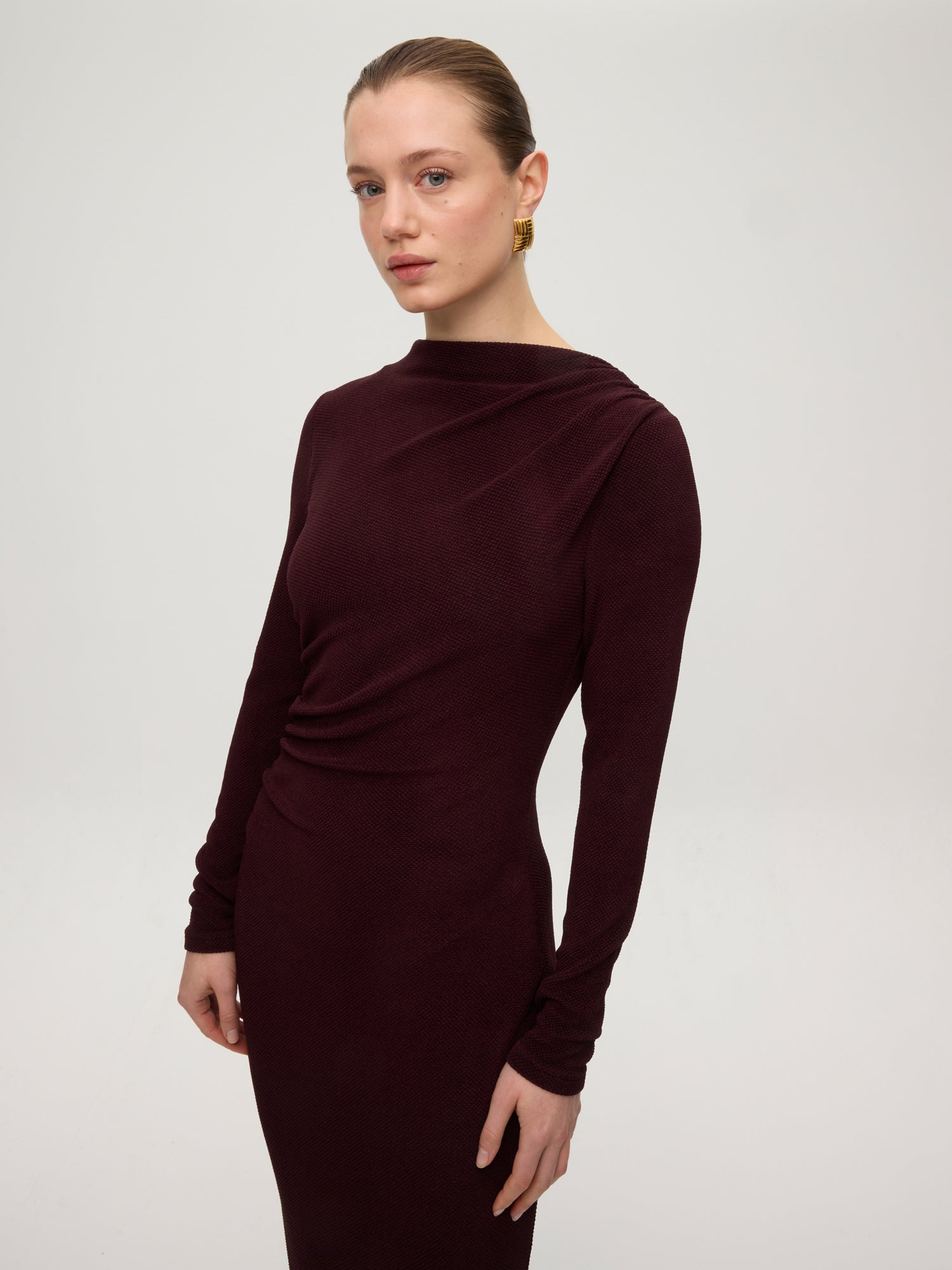 mioh | EIFFEL BROWN - Vestido de punto berenjena oscuro. Vestidos de fiesta para invitadas de boda perfectas. Marca española de moda