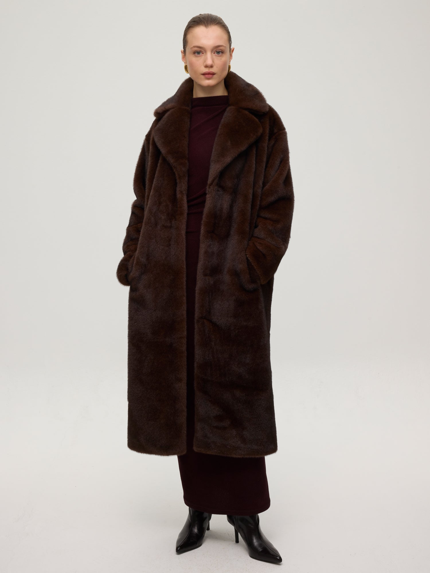 mioh | EIFFEL BROWN - Vestido de punto berenjena oscuro. Vestidos de fiesta para invitadas de boda perfectas. Marca española de moda