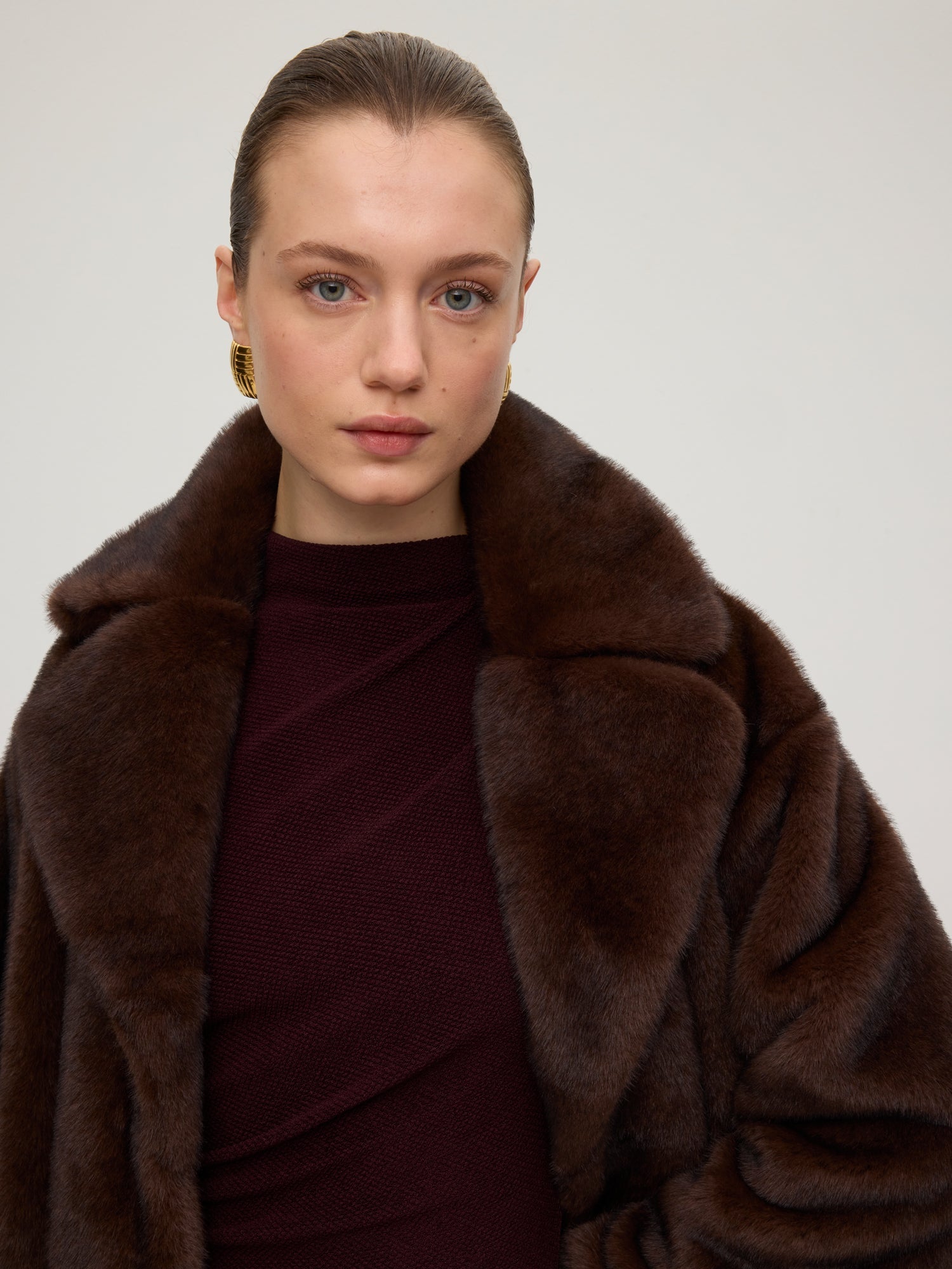 mioh | EIFFEL BROWN - Vestido de punto berenjena oscuro. Vestidos de fiesta para invitadas de boda perfectas. Marca española de moda