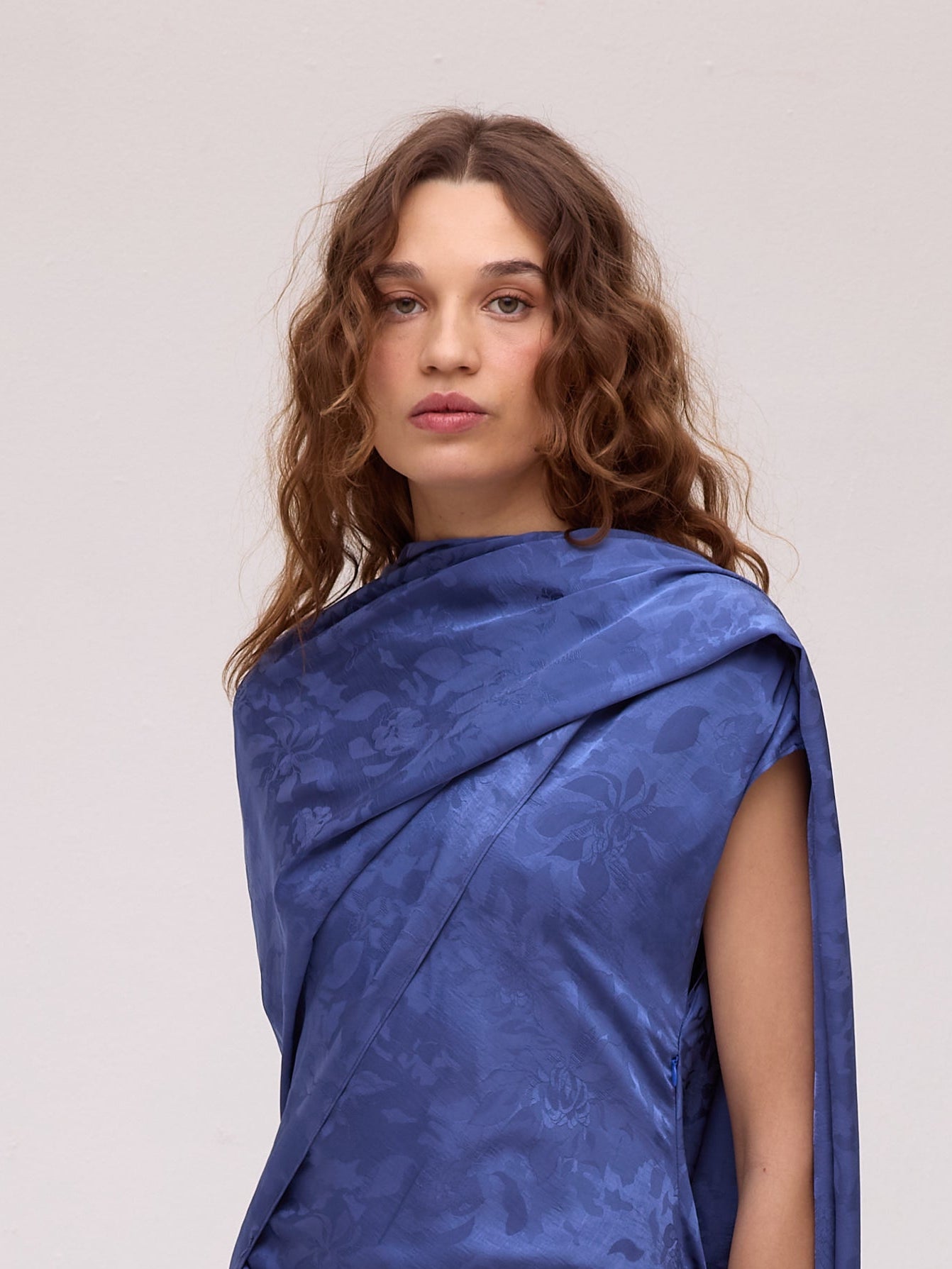 CAPE ETOILE BLUE - Capa fular azul, perfecto para bodas y eventos de otoño invierno. MIOH, moda de invitada hecha en España