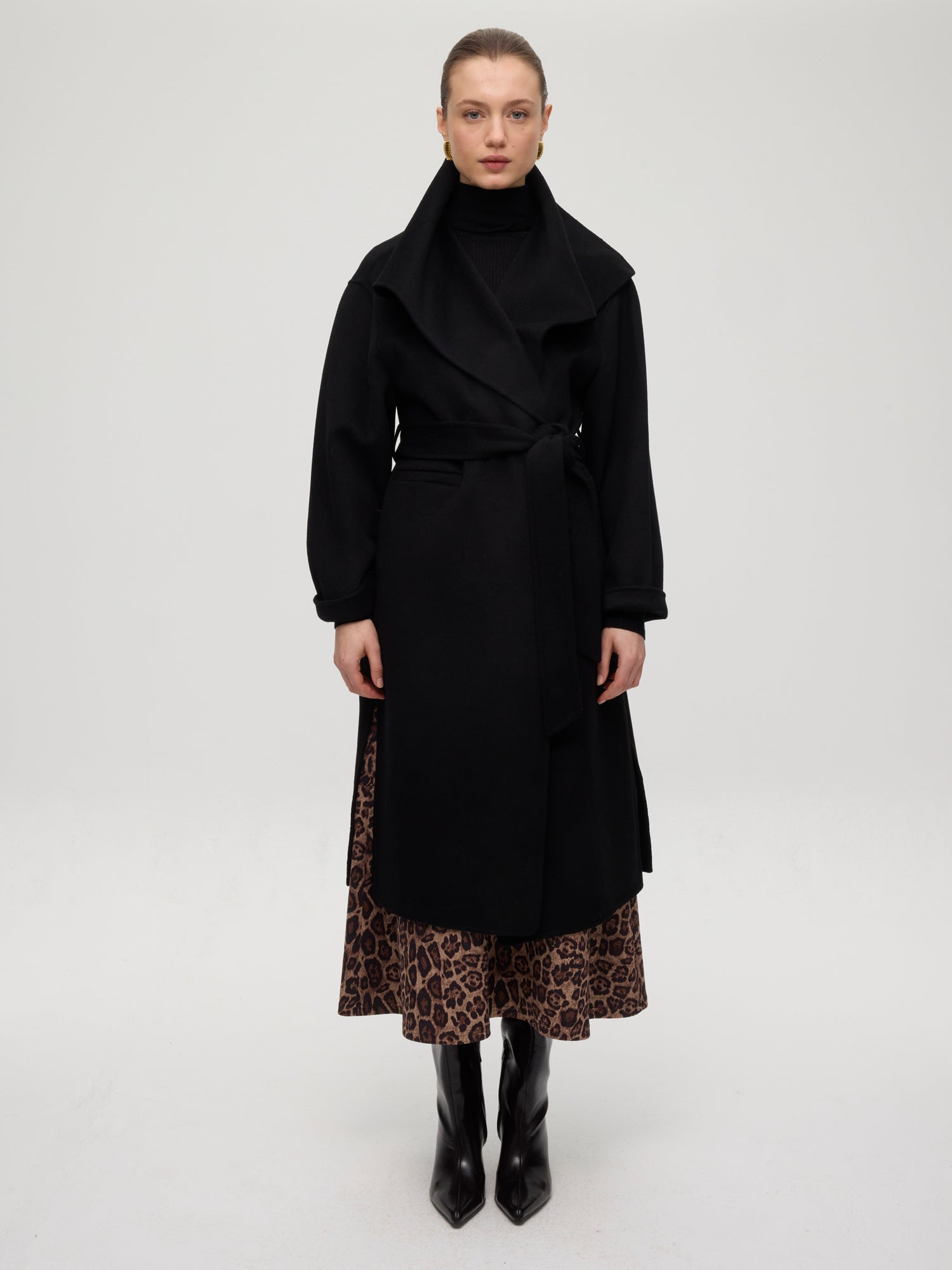 mioh | FACTORY BLACK - Abrigo largo lana paño negro. Vestidos de fiesta para invitadas de boda perfectas. Marca española de moda