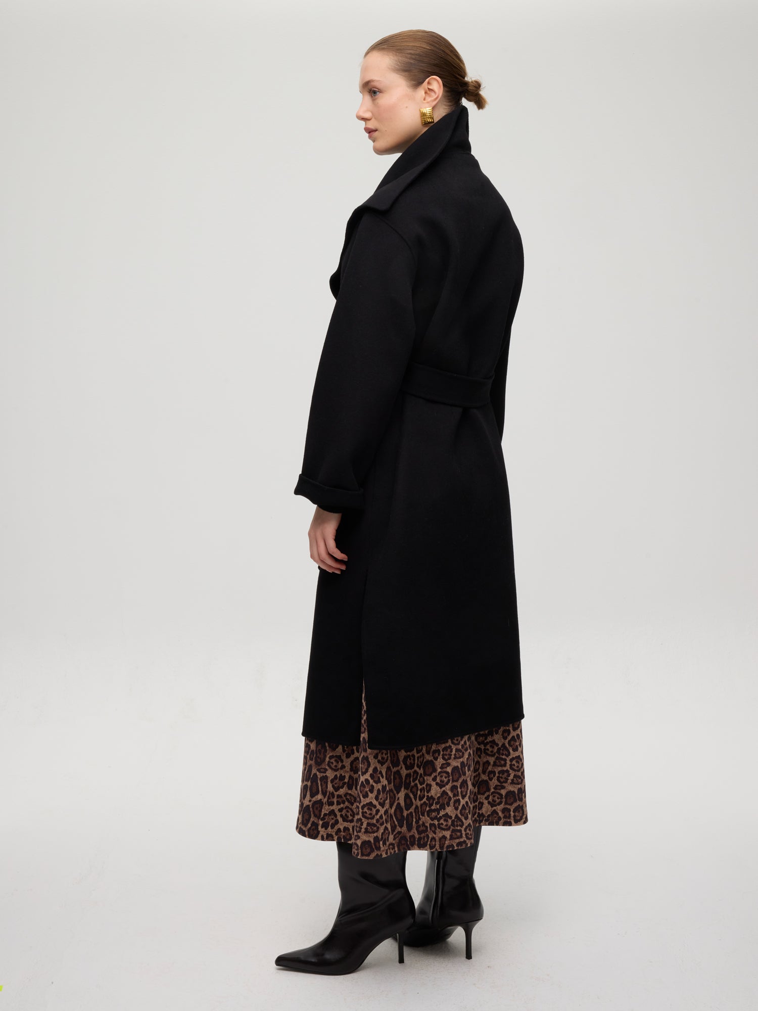 mioh | FACTORY BLACK - Abrigo largo lana paño negro. Vestidos de fiesta para invitadas de boda perfectas. Marca española de moda