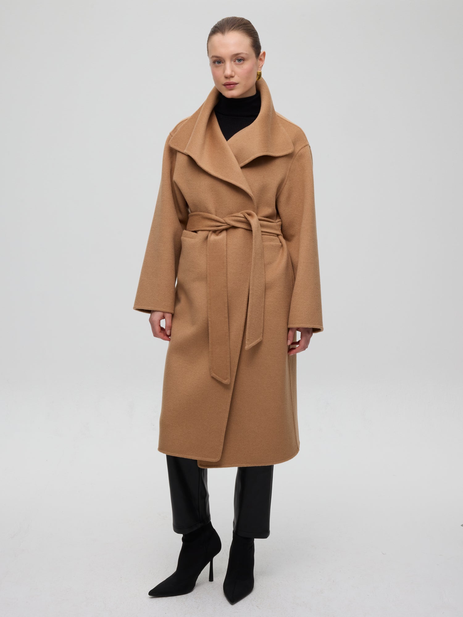 mioh | FACTORY CAMEL - Abrigo largo lana paño camel. Vestidos de fiesta para invitadas de boda perfectas. Marca española de moda