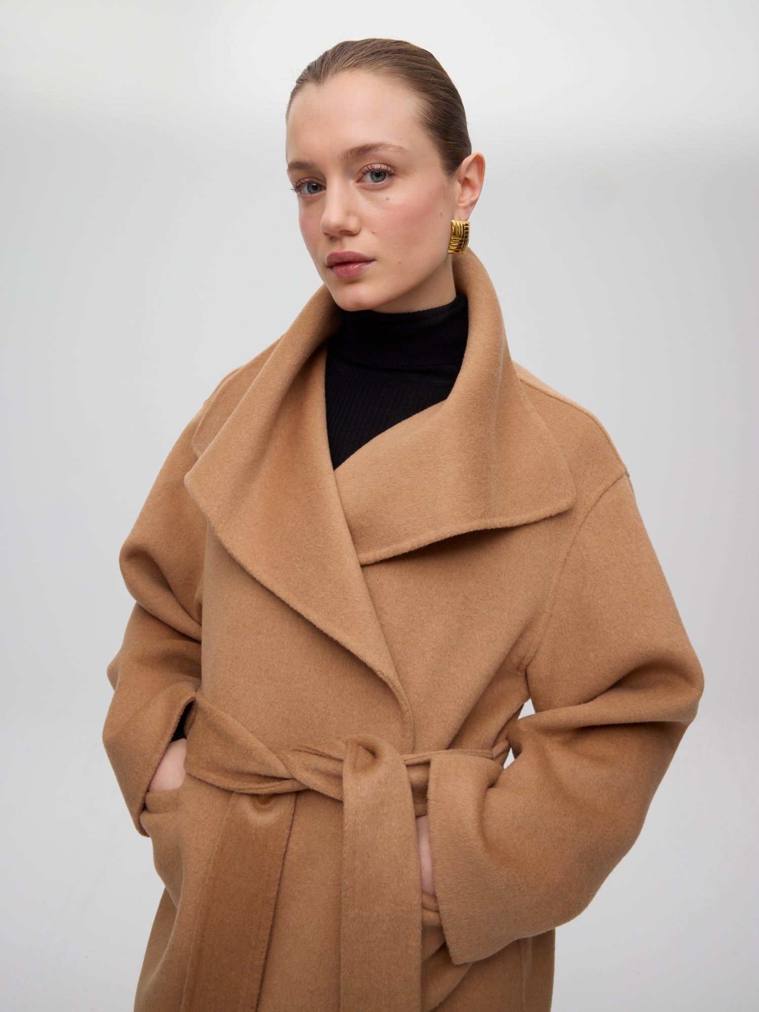 mioh | FACTORY CAMEL - Abrigo largo lana paño camel. Vestidos de fiesta para invitadas de boda perfectas. Marca española de moda