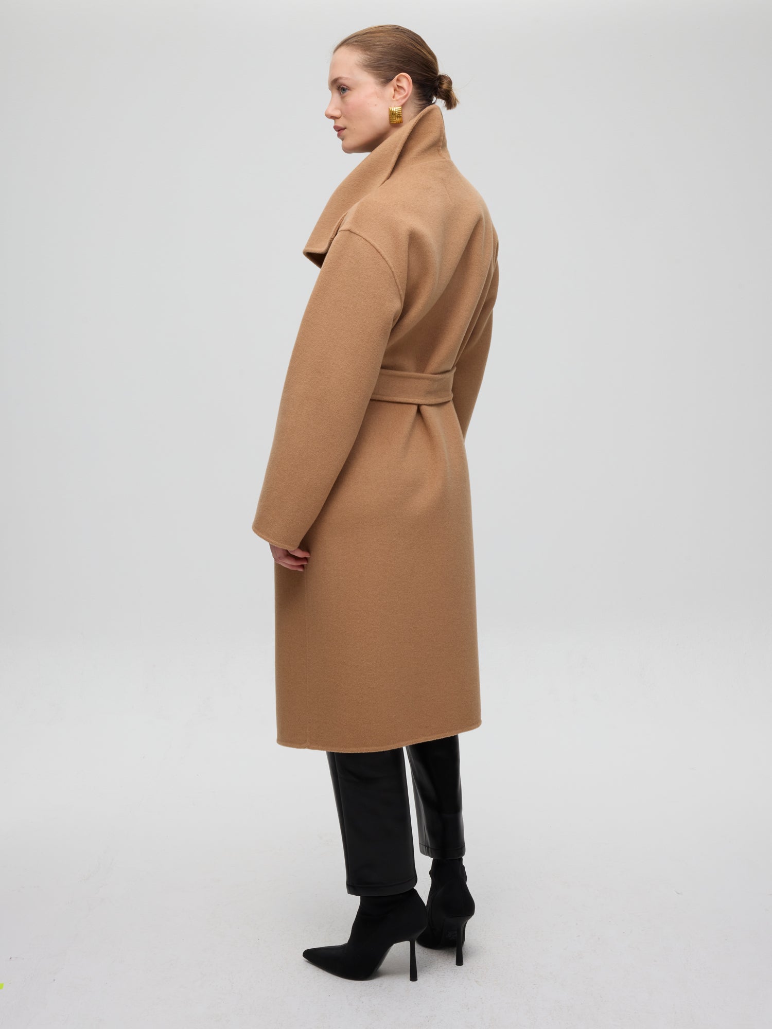 mioh | FACTORY CAMEL - Abrigo largo lana paño camel. Vestidos de fiesta para invitadas de boda perfectas. Marca española de moda