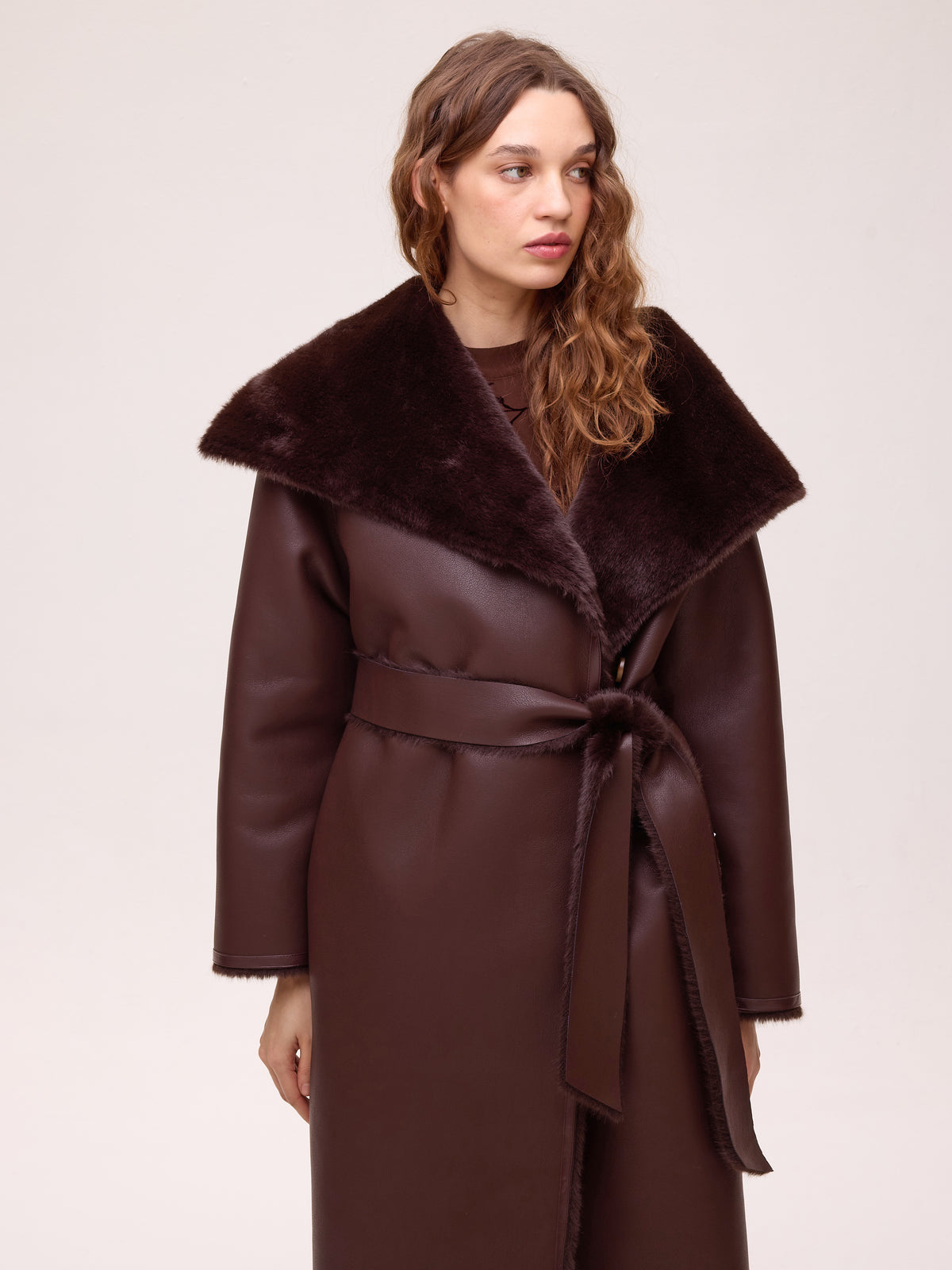 FACTORY LEATHER - Abrigo largo reversible ecopiel - Marrón, una pieza de abrigo tan protagonista como el vestido. MIOH, moda de invitada en España