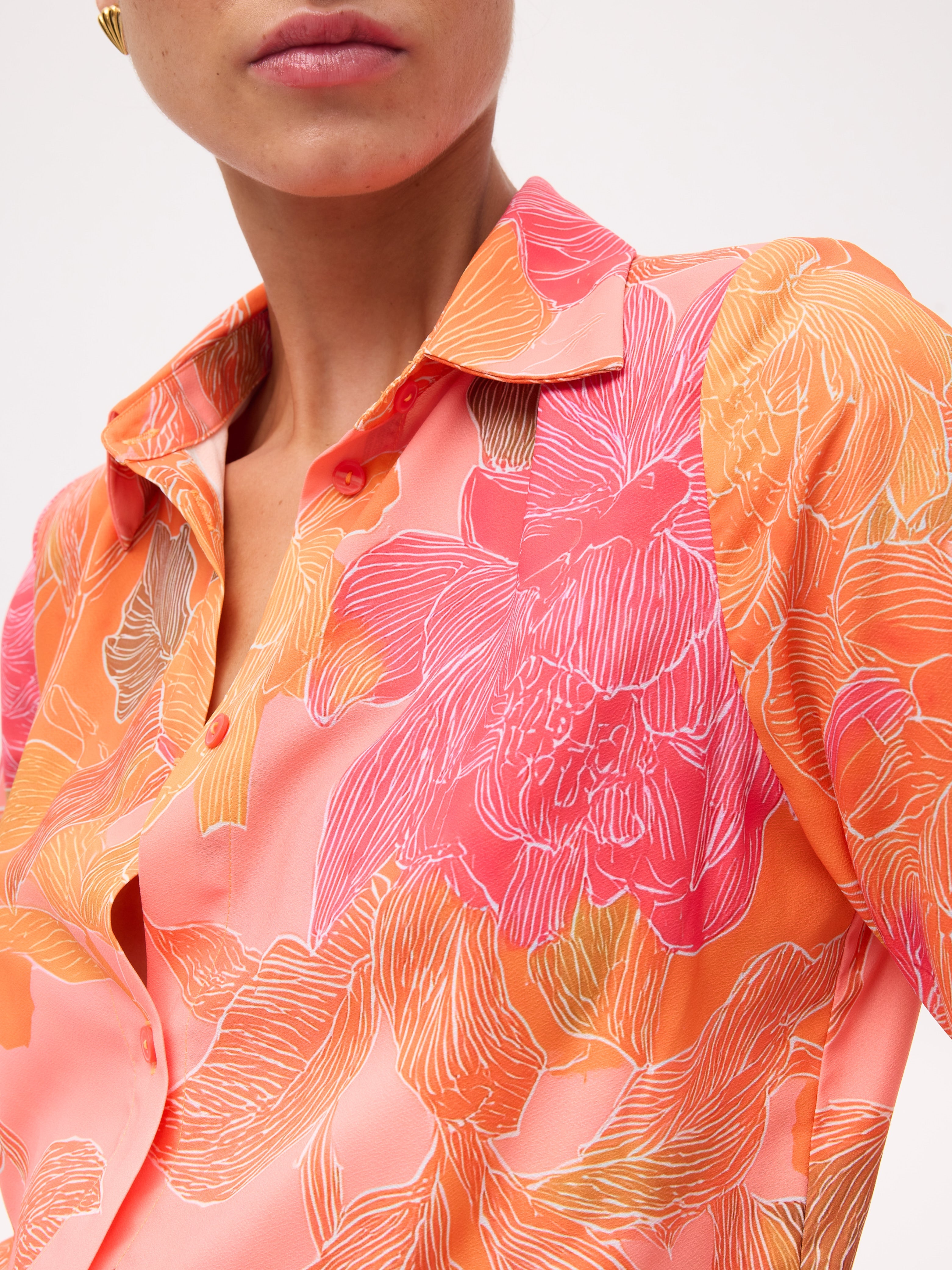 FLAVIO TOP - Camisa flores, para invitadas de boda, fiesta y eventos de primvera y verano. MIOH es la marca de vestidos de invitada de boda y fiesta de referencia en España