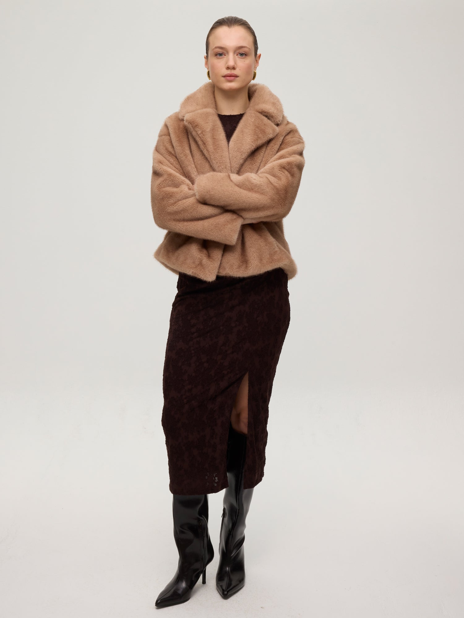 mioh | FREEWAY CAMEL - Chaquetón corto faux fur camel. Vestidos de fiesta para invitadas de boda perfectas. Marca española de moda