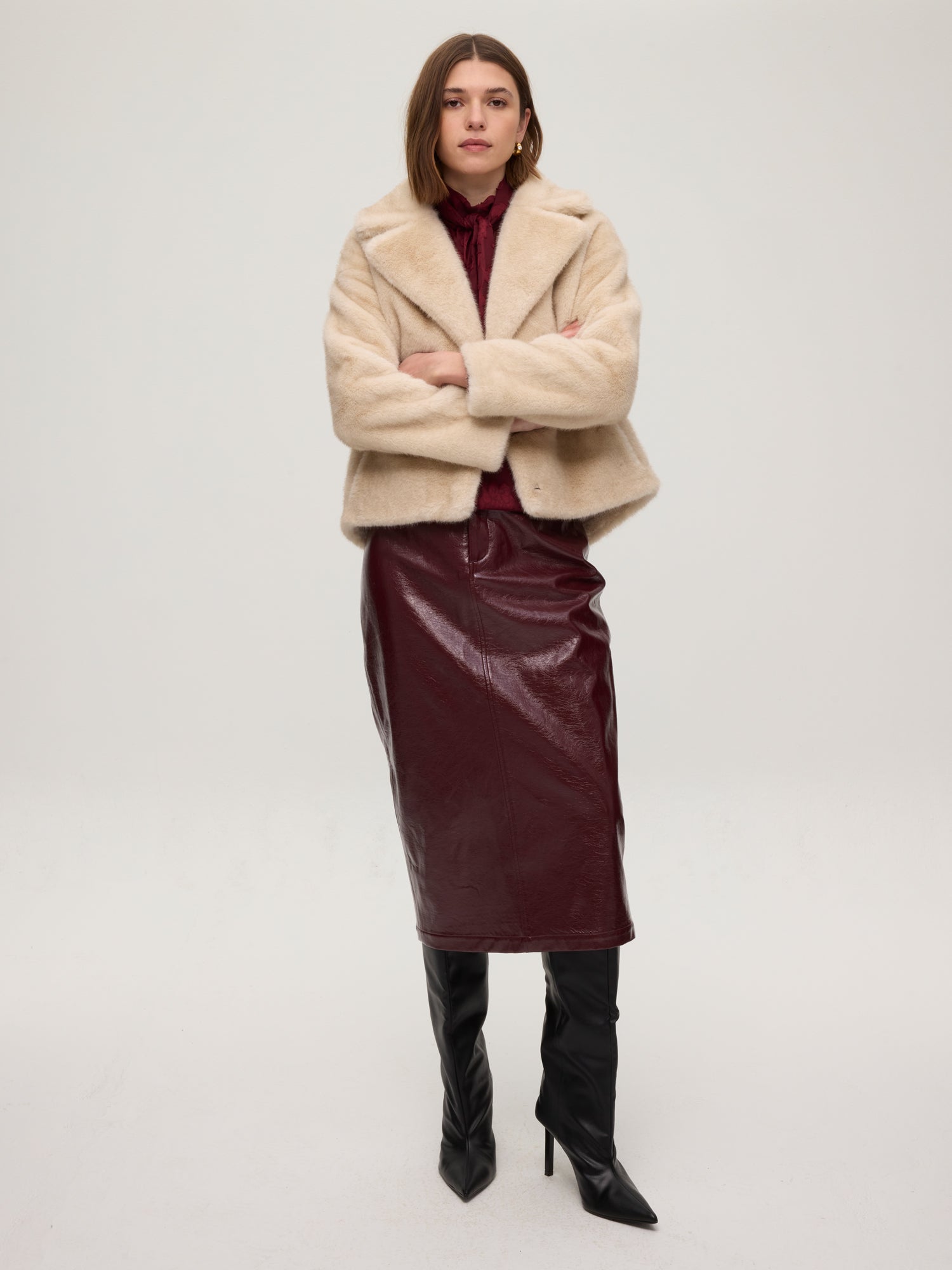 mioh | FREEWAY ECRU - Chaquetón corto faux fur ecru. Vestidos de fiesta para invitadas de boda perfectas. Marca española de moda