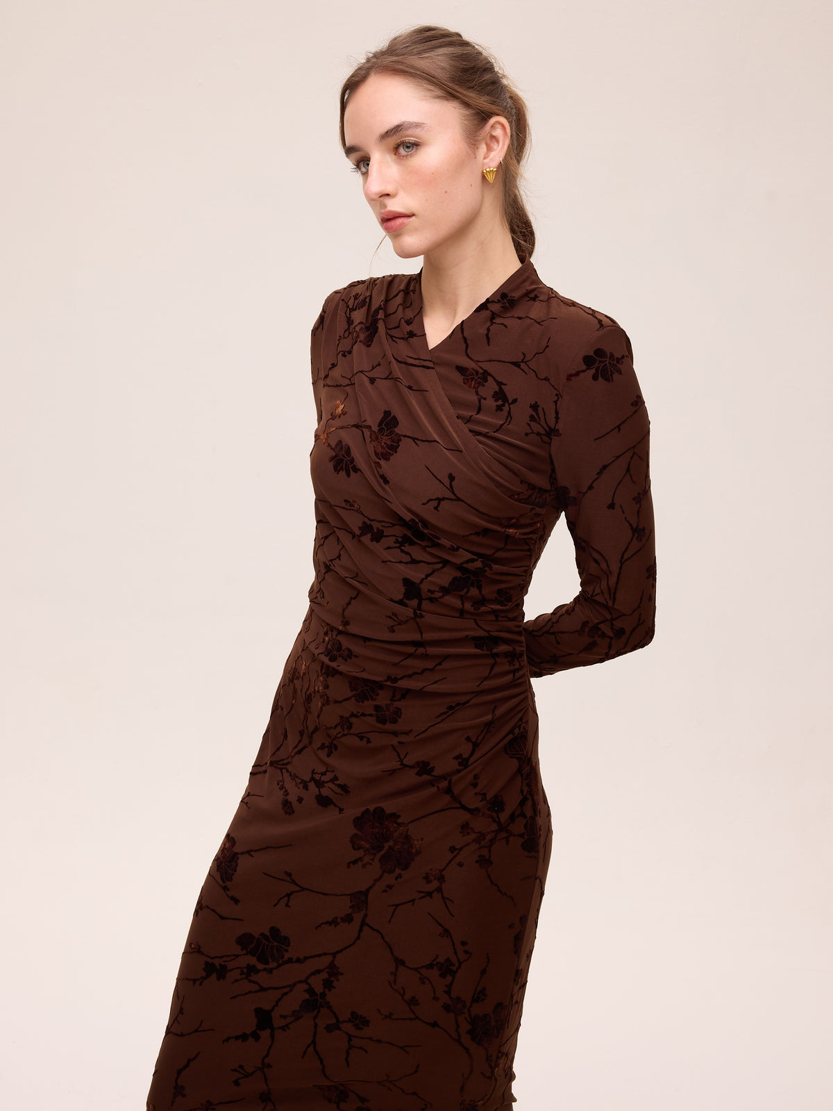GLAZE BROWN - Vestido midi cuello cruzado flocado marrón, ideal como vestido de fiesta para bodas de tarde, bautizos, comuniones y graduaciones. Moda de invitada hecha en España