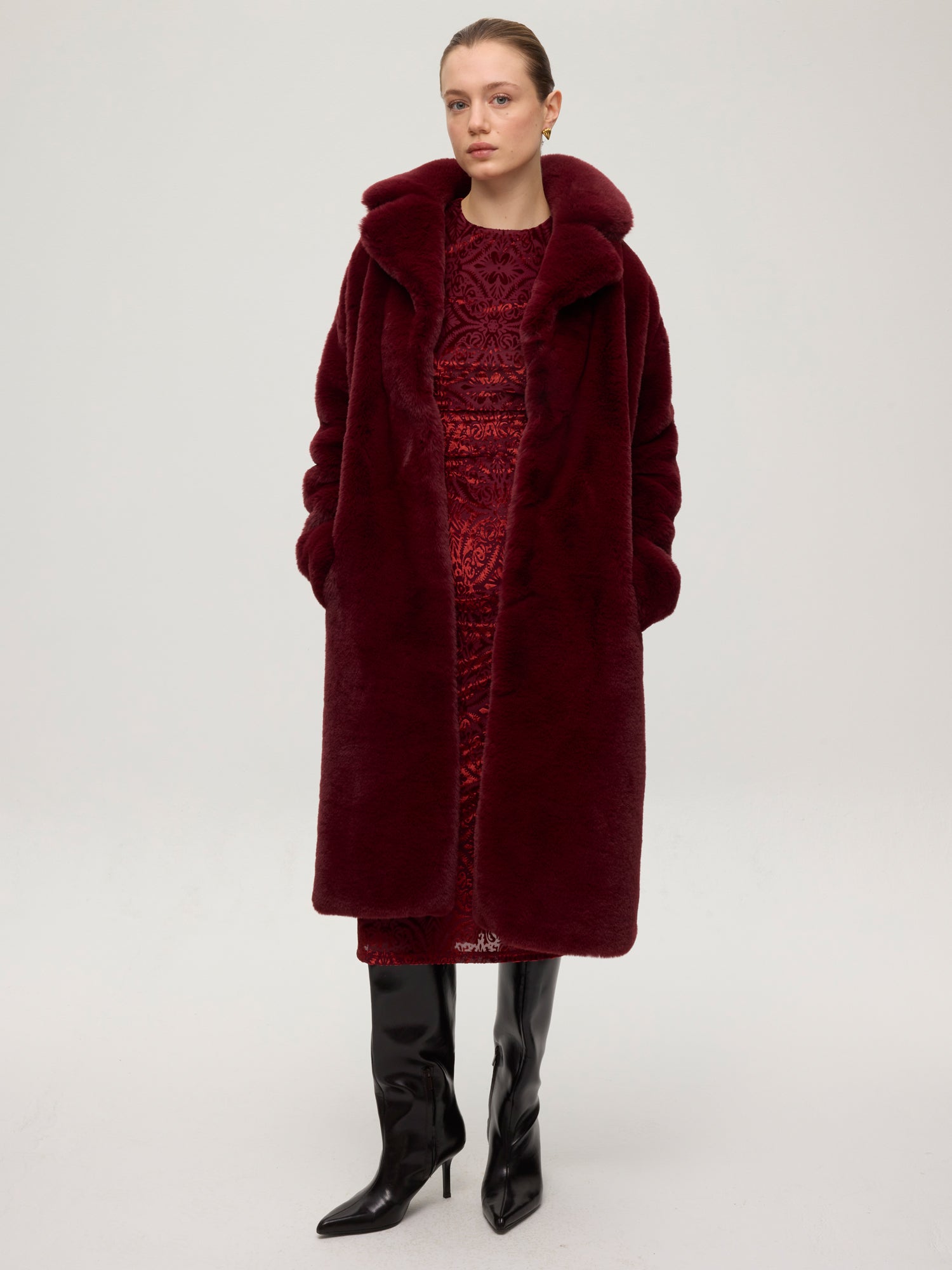 mioh | GLOBE BURGUNDY - Abrigo faux fur burgundy. Vestidos de fiesta para invitadas de boda perfectas. Marca española de moda